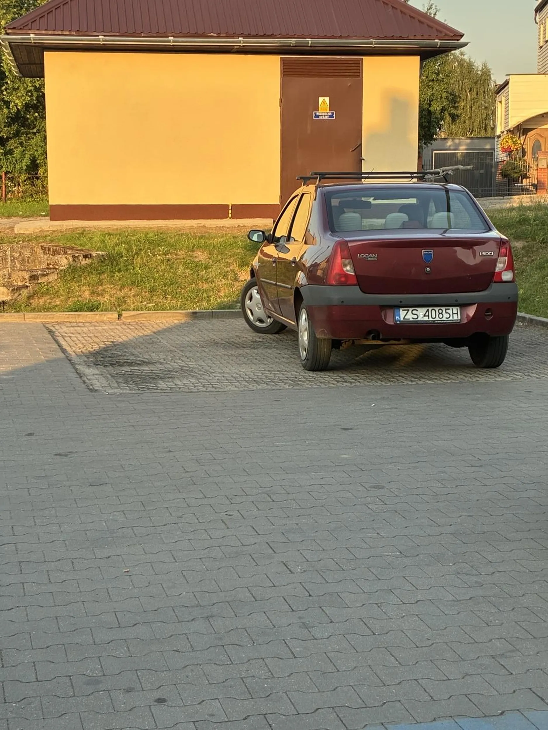 Piękne parkowanie pod Dino 2 miejsca zajęte