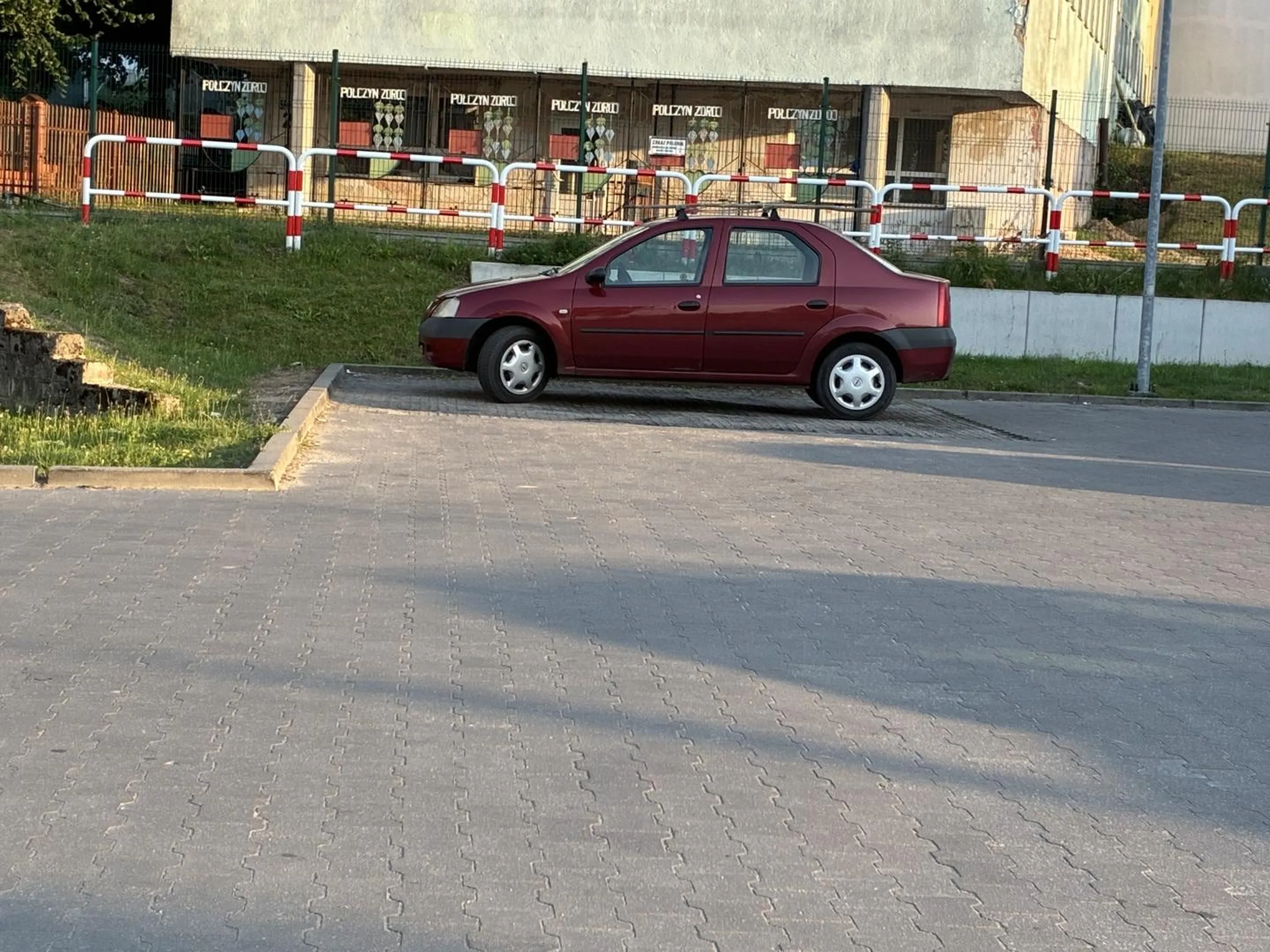 Piękne parkowanie pod Dino 2 miejsca zajęte