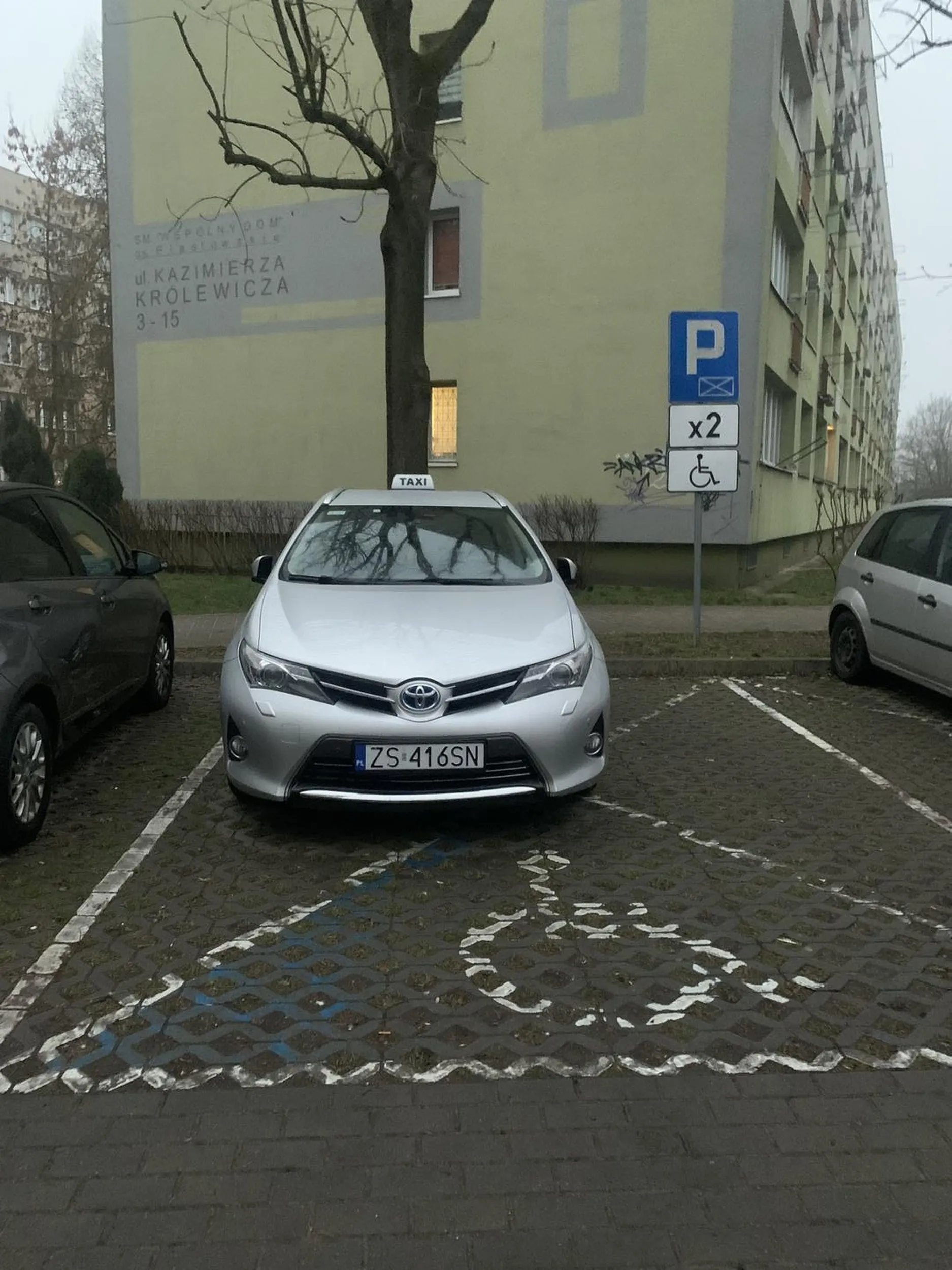 Naucz się złotówo parkować gdzie indziej, a nie zabierasz miejsce dla niepełnosprawnych !