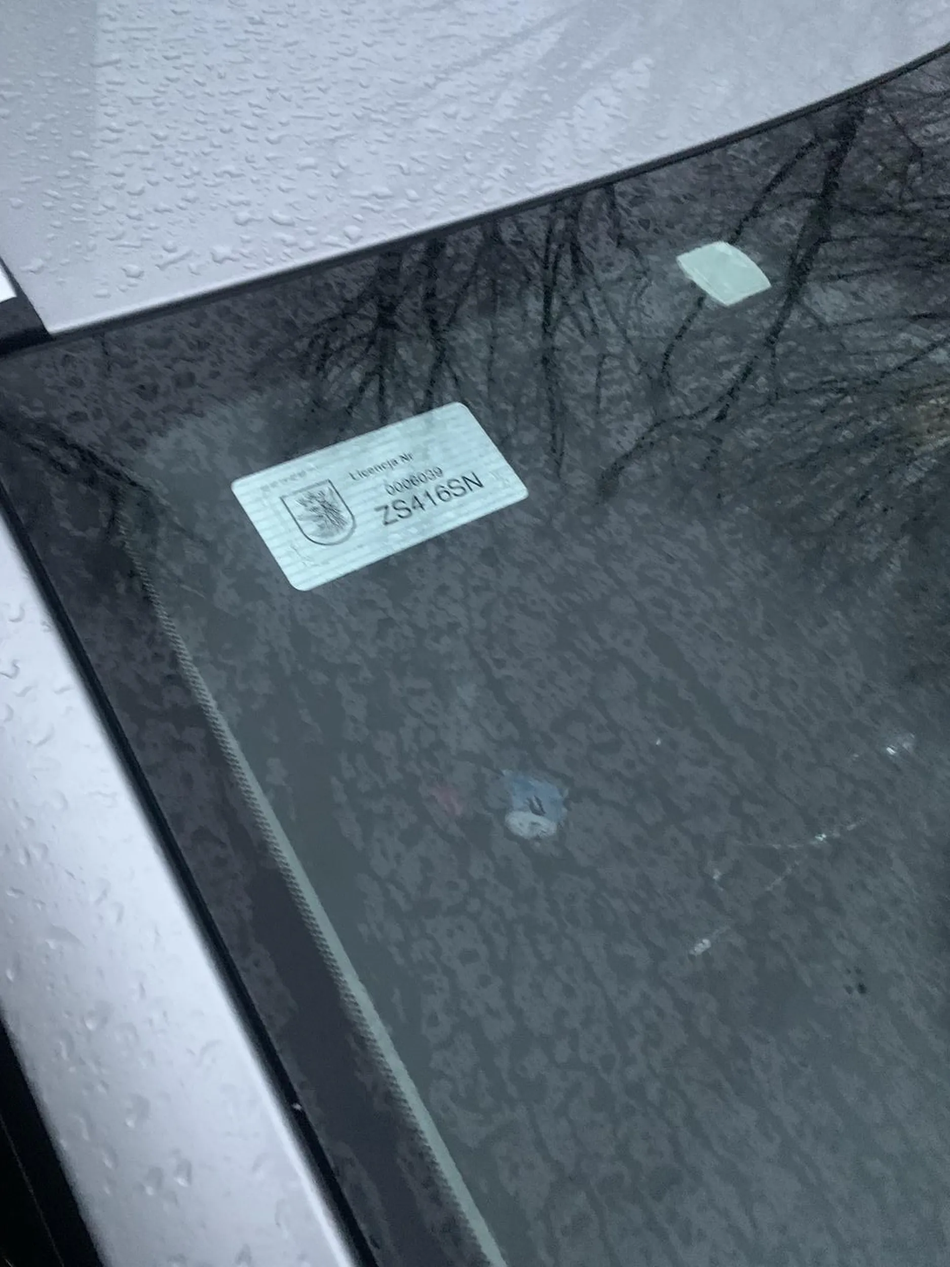 Naucz się złotówo parkować gdzie indziej, a nie zabierasz miejsce dla niepełnosprawnych !