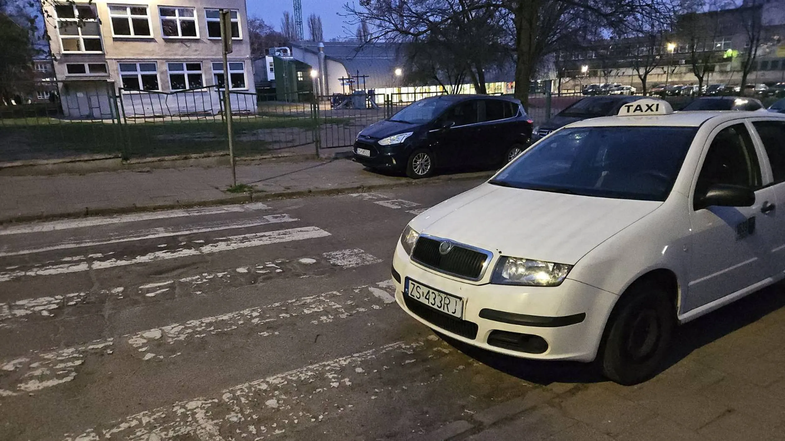 Świetnie zaparkowane auto na przejściu dla pieszych obok szkoły podstawowej. Stoi cały dzień. Widocznie znaczek TAXI daje więcej praw...