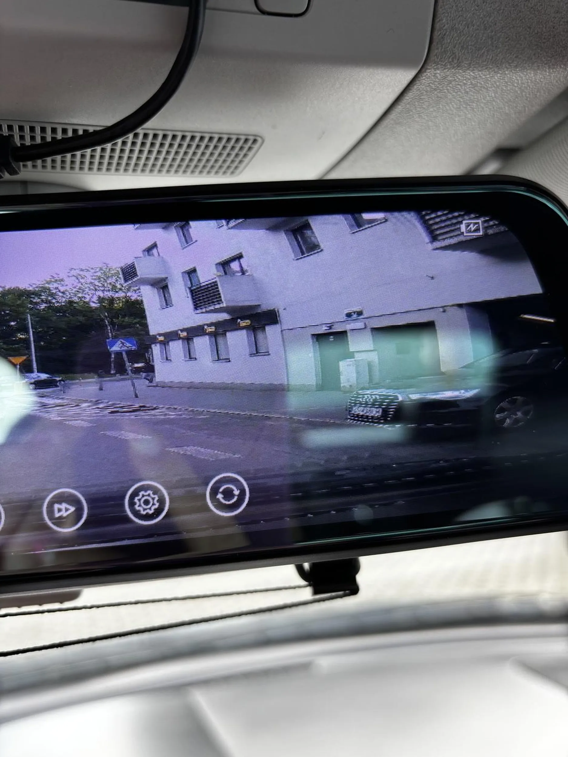 Księciuniu z Audi oburzony, że nie chciałam go wpuścić zareagował na to klaksonem i środkowym palcem,jeżeli nie znasz się na przepisach parówko to zapraszam do szczecińskiego WORD-u