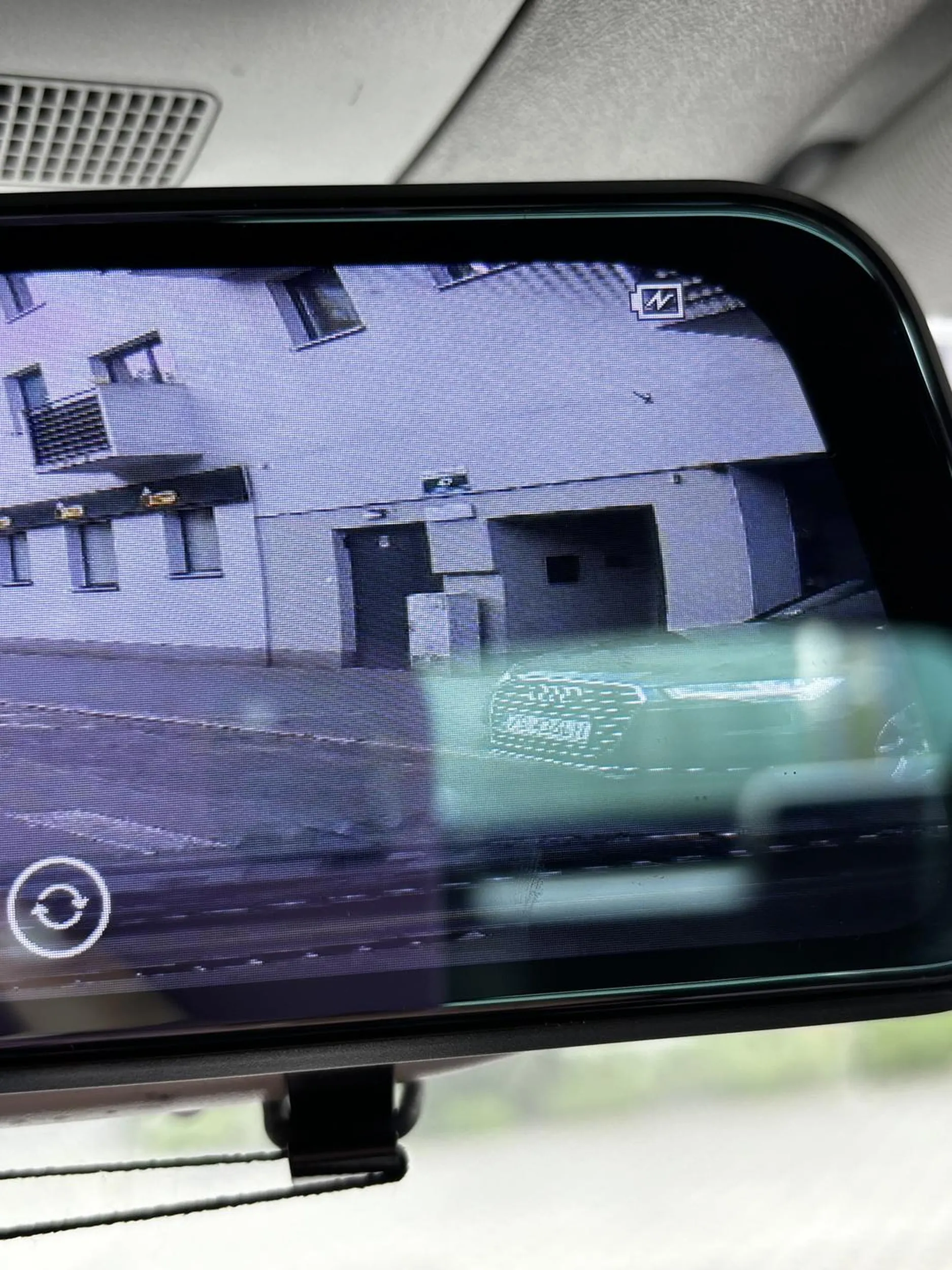 Księciuniu z Audi oburzony, że nie chciałam go wpuścić zareagował na to klaksonem i środkowym palcem,jeżeli nie znasz się na przepisach parówko to zapraszam do szczecińskiego WORD-u