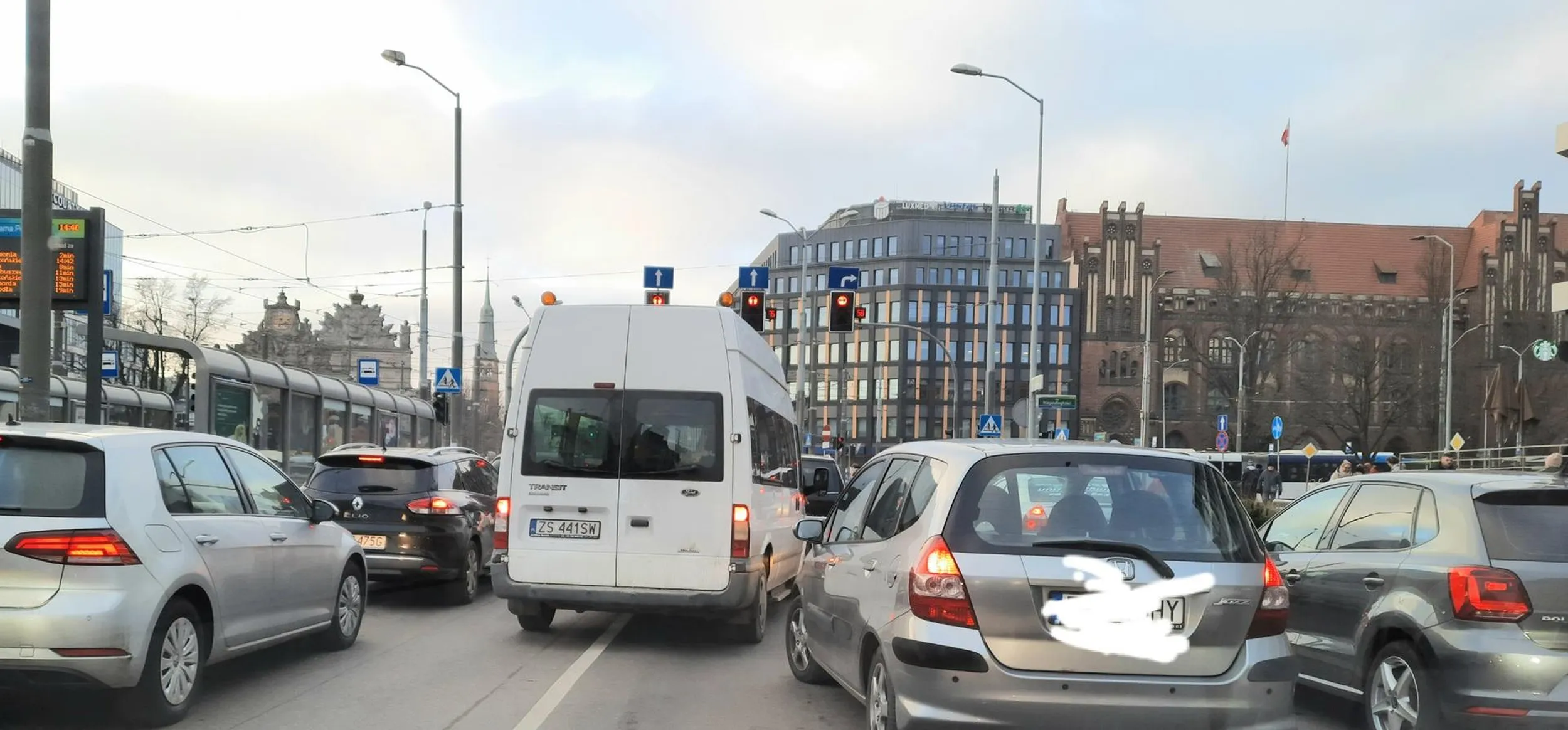 Zmieniam sobie pas na ciągłej, bez migacza. Masz problem kierowco jazza ?
