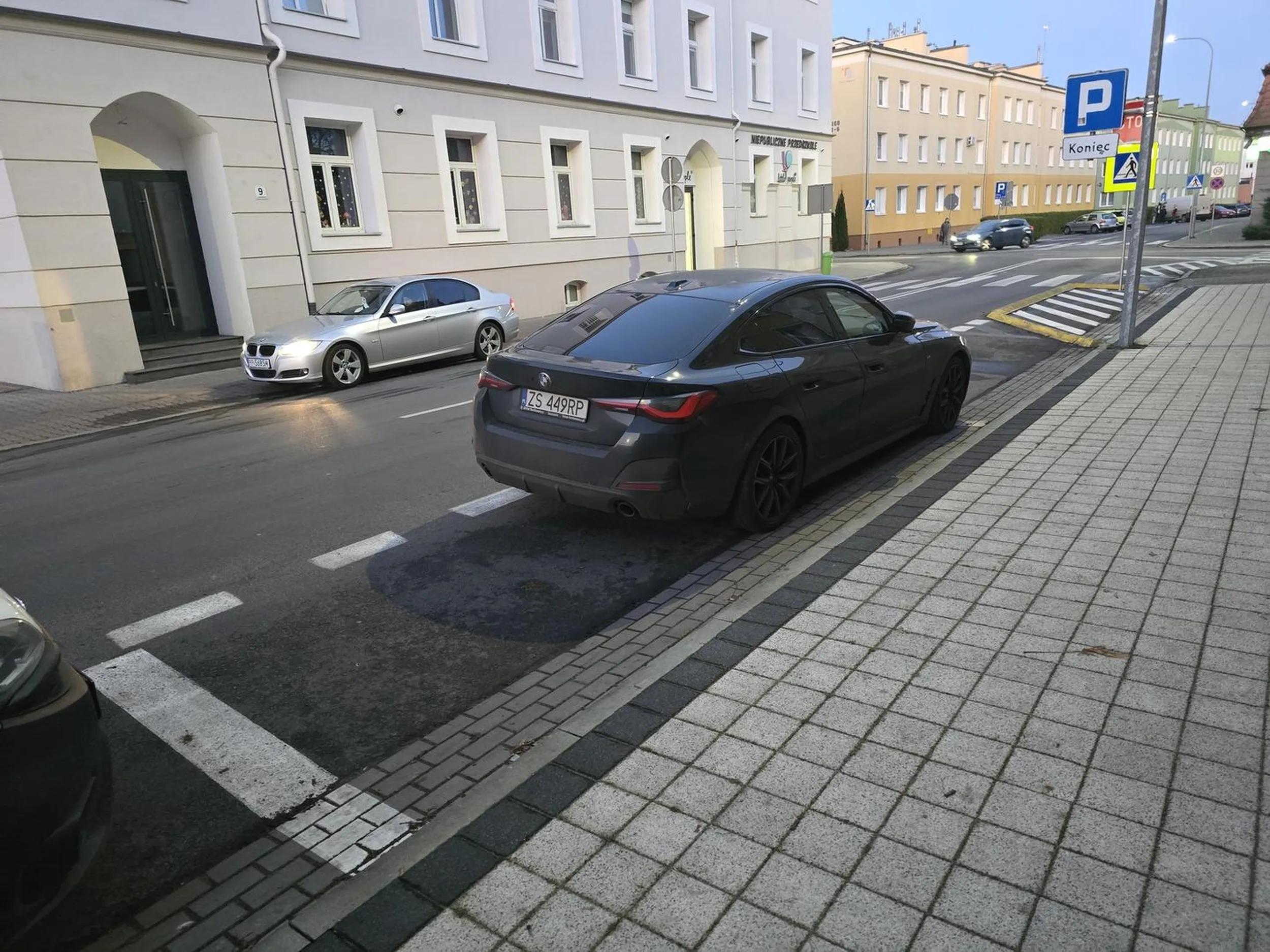 Za mało czujników parkowania, żeby zmieścić się w liniach? Zajmujesz 2 miejsca na parkingu w centrum. Jak chcesz, żeby nikt Cie nie obił to stawaj w lesie