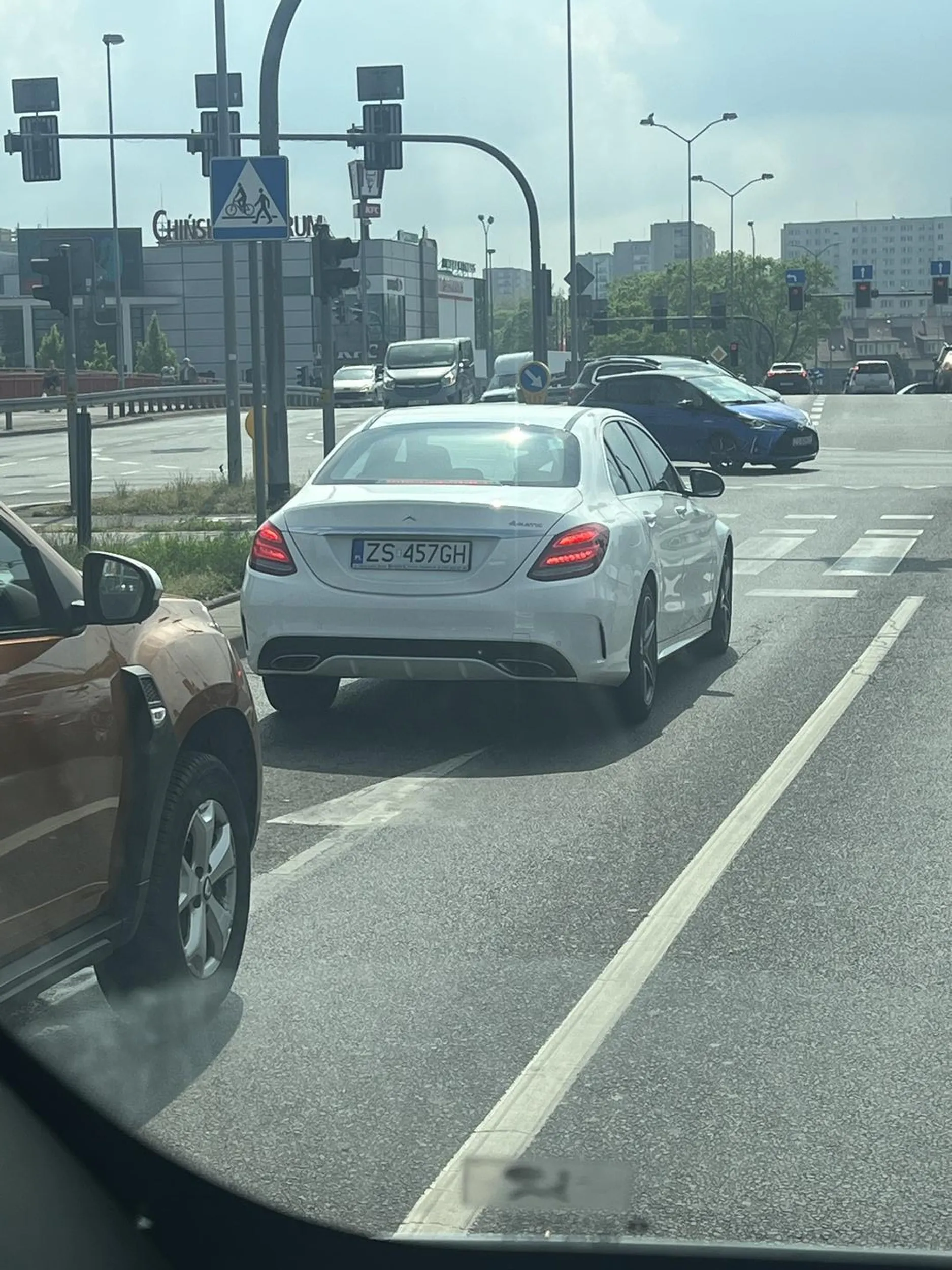 Bardzo niebezpieczny kierowca wyprzedzał na przejściu dla pieszych uważajcie na tego typa