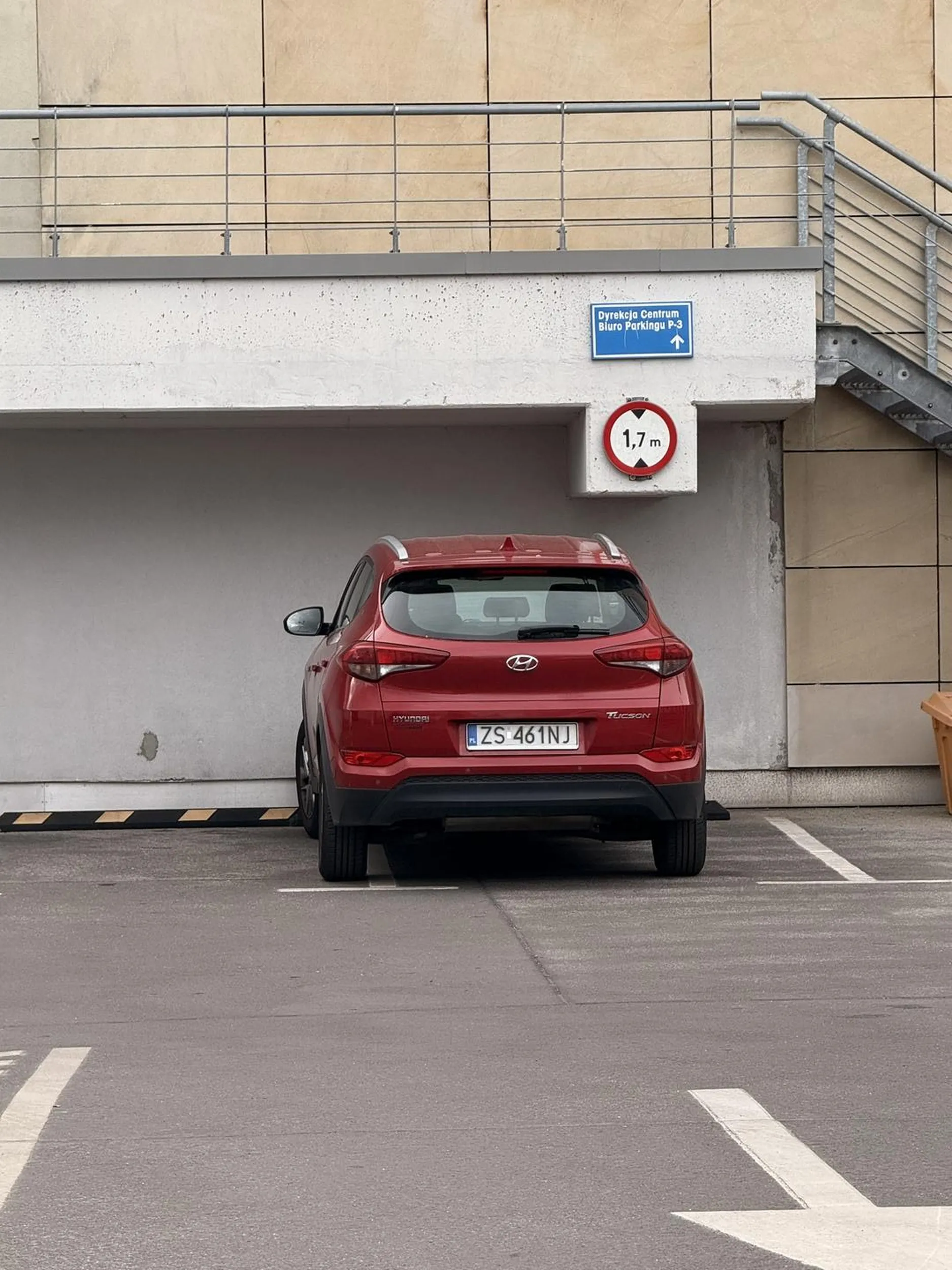 Piątkowe popołudnie w Kaskadzie gdzie ludzie walczą o miejsca parkingowe xd