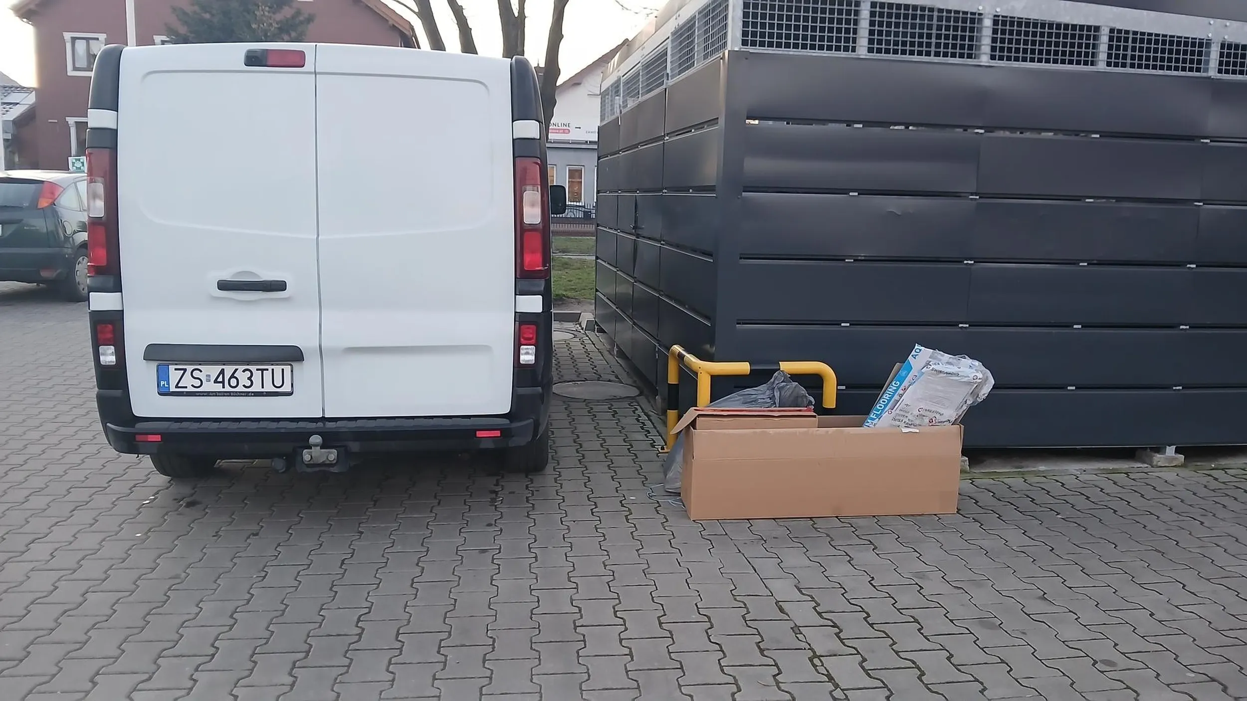 Zablokował wejście do śmietnika