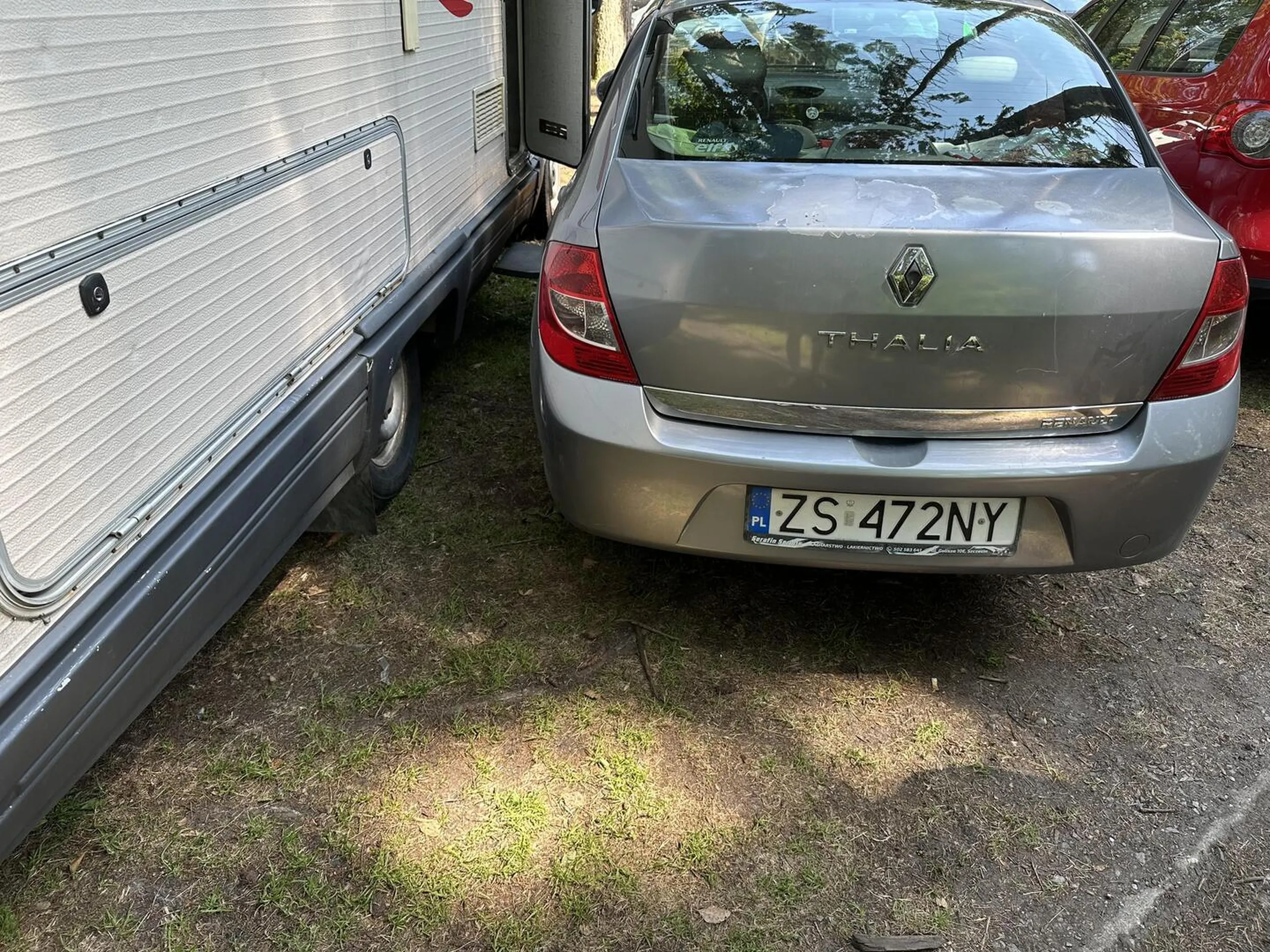 Gratulacje właścicielu! Wcisnąłeś się jak ostatnia piz*a między kampera a samochód. Kamper oznaczony że w środku jadą dzieci, nie dało się wejść z dziećmi do środka co dopiero wsadzić wózek. Drugi samochód też zastawiłeś. Wyjazd utrudniony, trzeba było taranować krzaki… Naucz się jeździć!