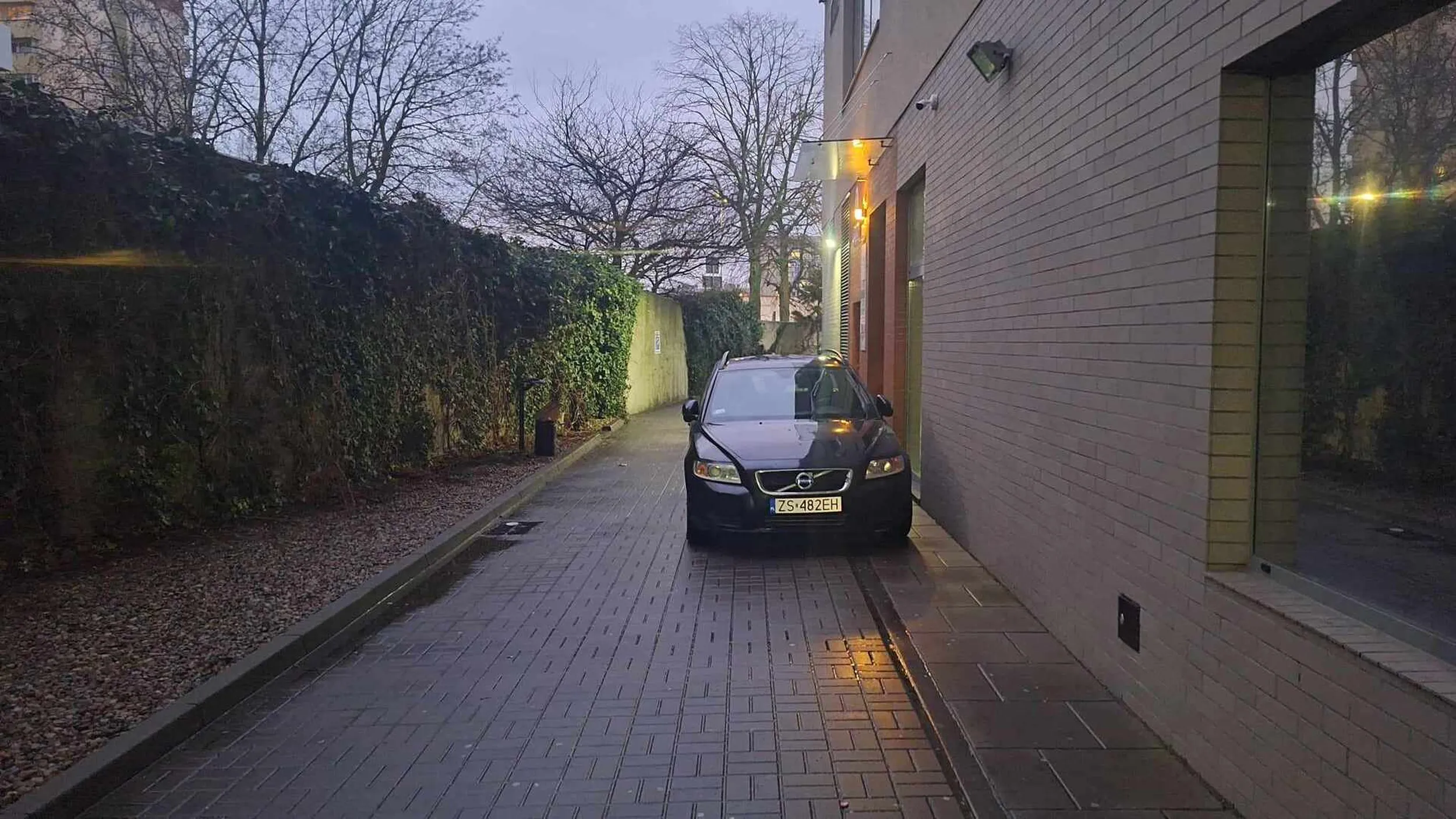 Polecam nauczać się czytać  i nie niszczyć chodnika dla pieszych