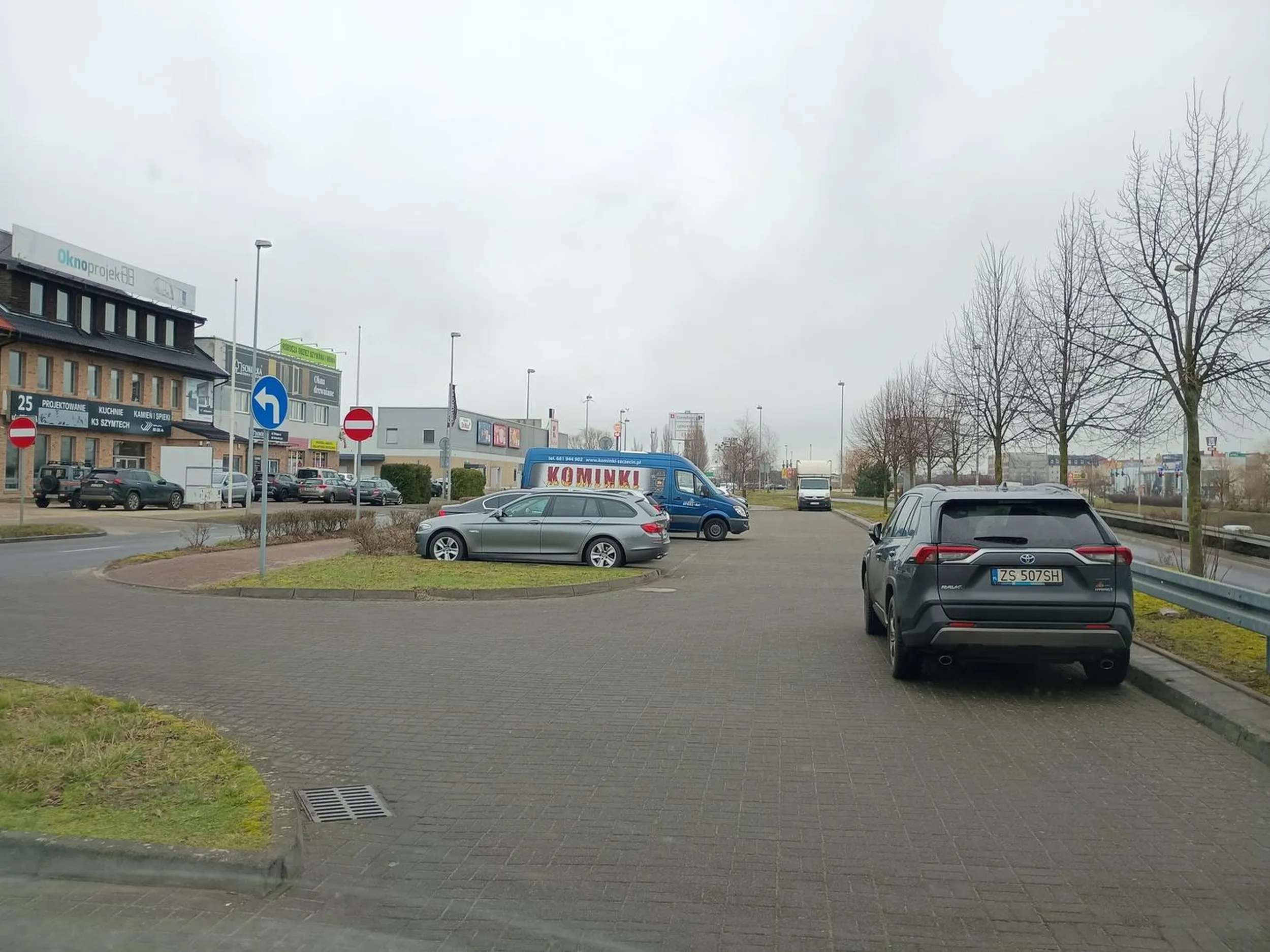 Egoistą bądź paröwa. A może jedno i drugie. Na parkingu są wolne miejsca ale typ musi być w centrum.