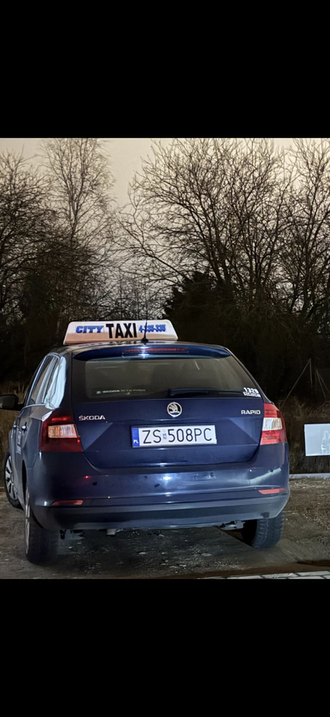 Pan z ulicy Tęczowej spowodował stłuczkę (niebieską Skodą rapid nr city taxi 1329) na parkingu, po czym zaczął uciekać, czego byłem świadkiem. Prawdopodobnie pijany lub naćpany (a to w dodatku kierowca taksówki!). Następnie ucieczka na czerwonych światłach, wymuszanie pierwszeństwa na rondzie, liczne przekroczenia prędkości, wyprzedzanie na przejściu dla pieszych. Namierzyłem cię gościu, czekaj na wezwanie do sądu.