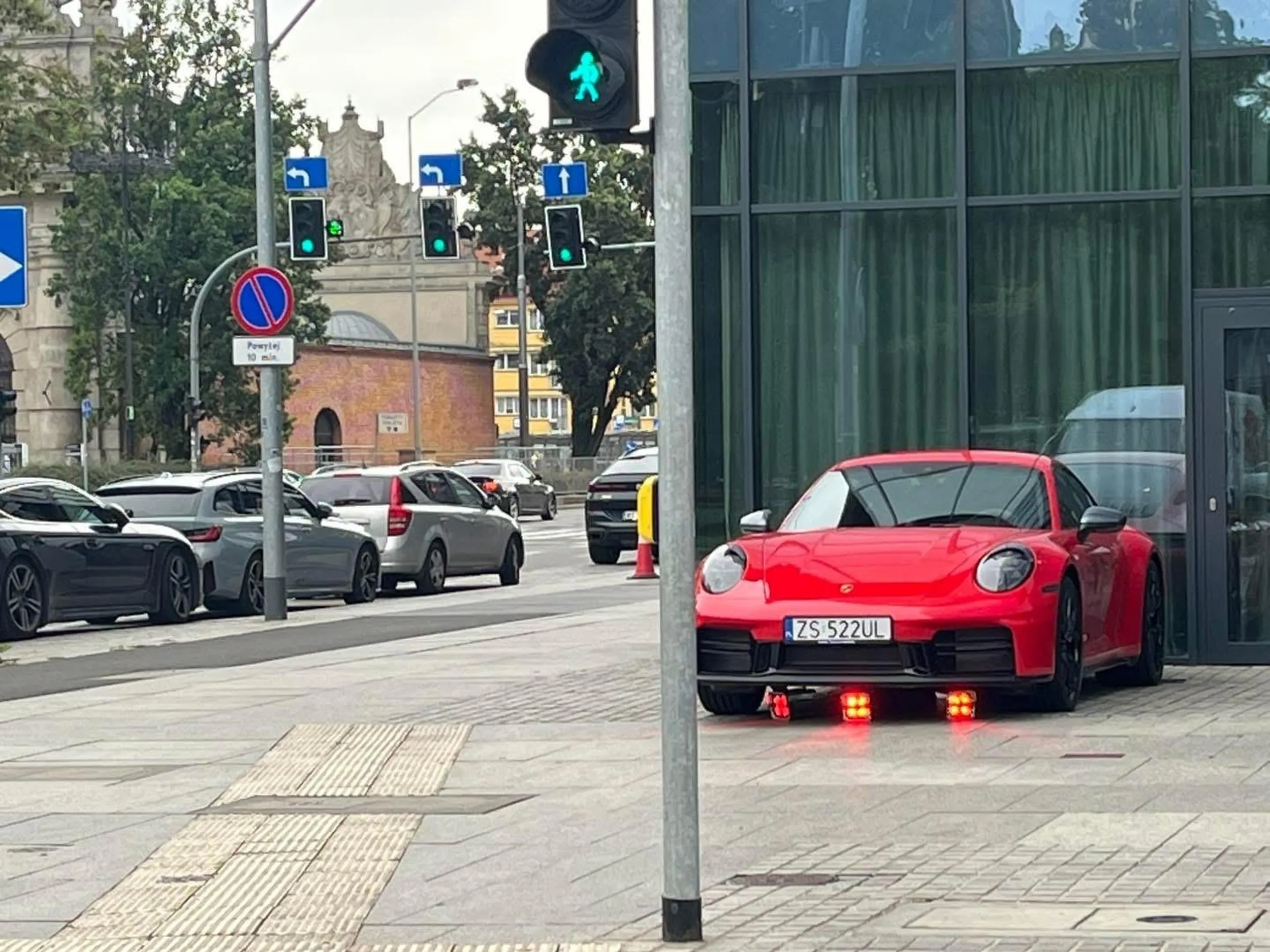 Naucz się jeździć i nie parkować na chodniku