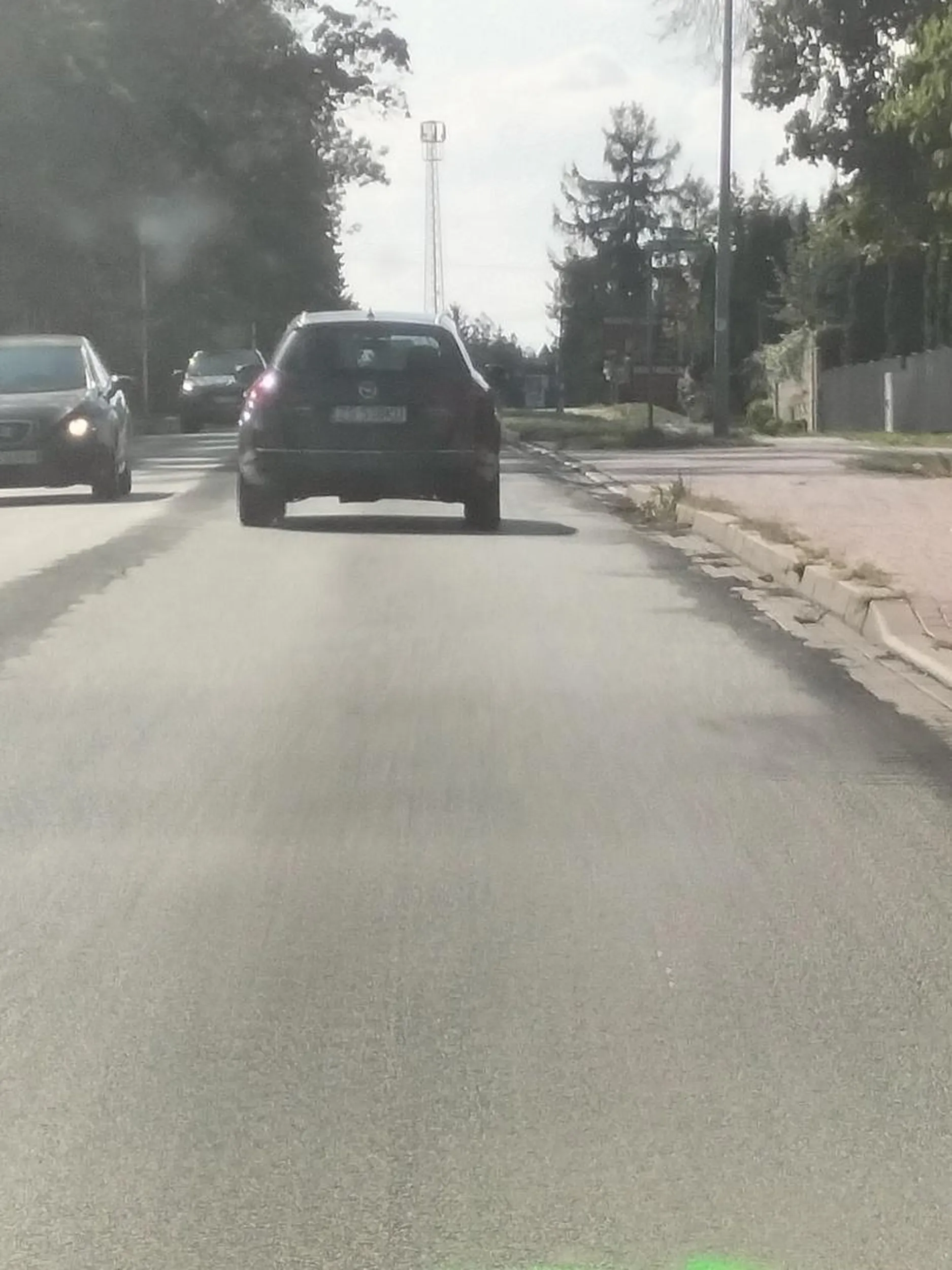 Uwaga na niego Jechał 30 km/h po drodze wiejskiej, jakby wężykiem, reagował z opóźnieniem.