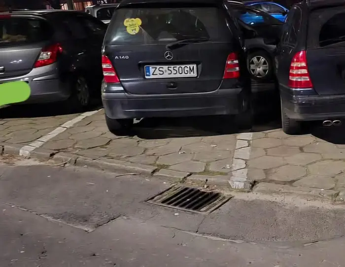 Kobieta w mercedesie nie potrafi parkować w liniach.