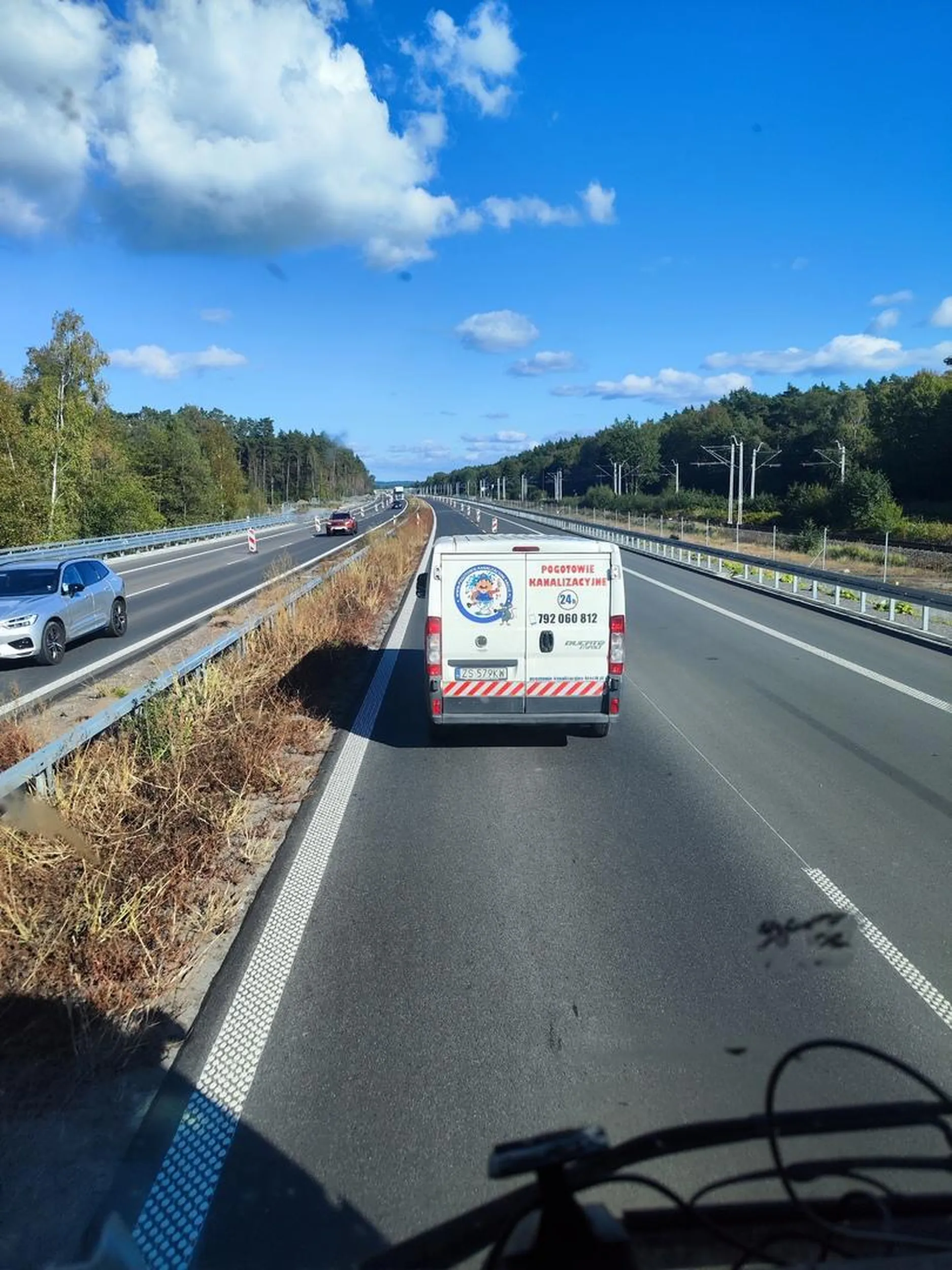 Wlecze się na drodze ekspresowej, wyprzedza go ciężarówka po czym przed zwężką do jednego pasa wyprzedza ciężarówkę i wyhamowuje ją i dalej się wlecze.