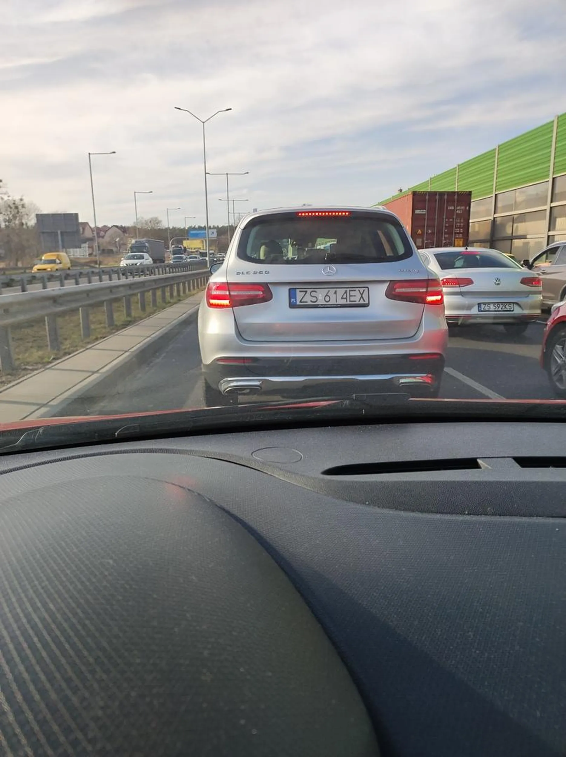 Specjalnie wyhamowywał mnie na lewym pasie na drodze dwupasmowej z ograniczeniem do 60km/h bo nie podobało mu się, że jadę za wolno (70km/h). Wyprzedził prawym pasem i na lewym wyhamował mnie do 30km/h i tak parę razy, prawie w dupę mu nie wjechałam. Oczywiście na lewym pasie dokonywałam wyprzedzania innych użytkowników drogi i jechałam z niemowlakiem (naklejka na szybie więc ją widział). Nie pozdrawiam :)