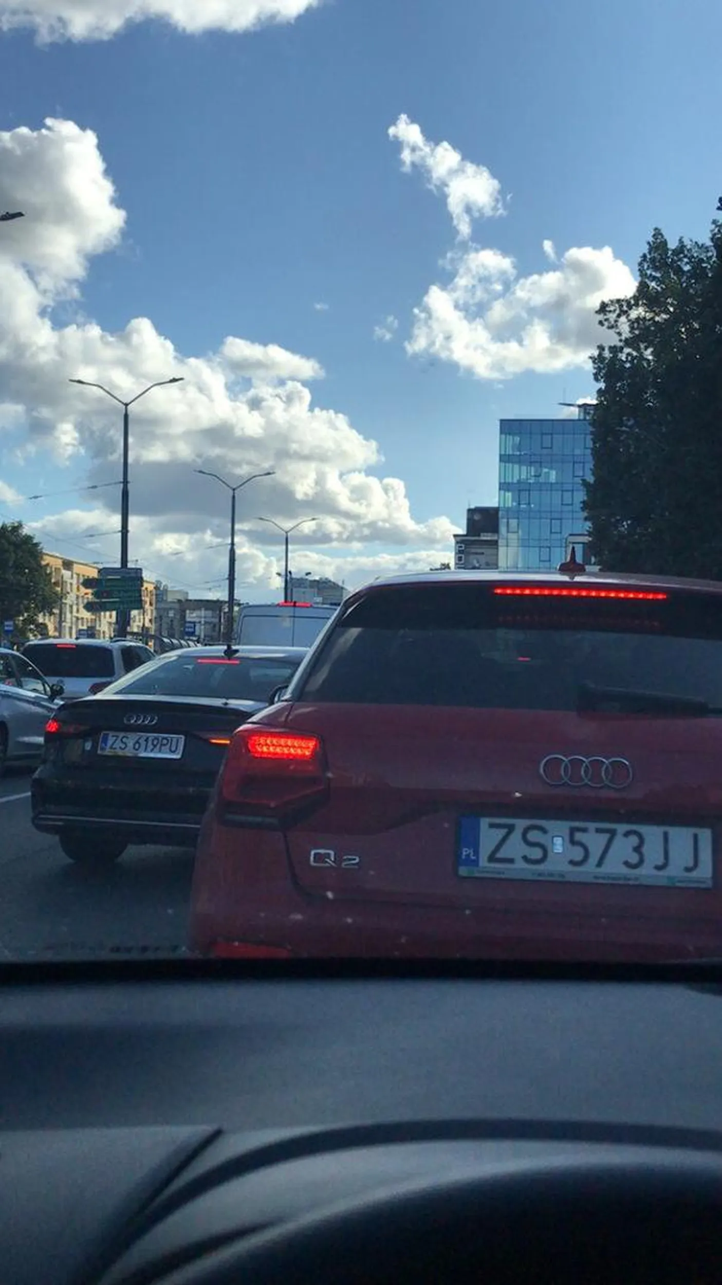 Cwaniaczek w Audi. Wpycha się na siłę.