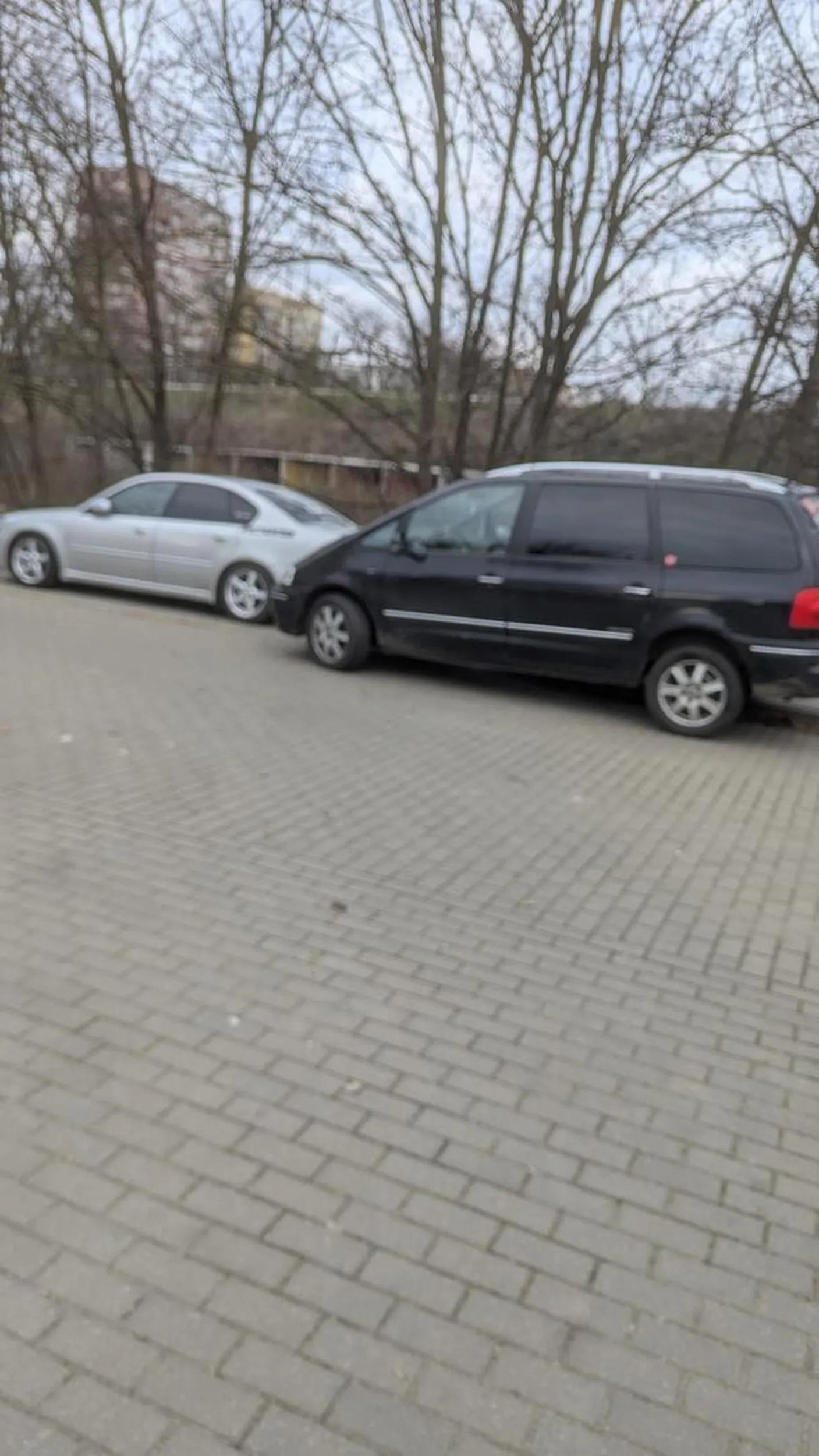 Pajac notorycznie parkuję na chodniku