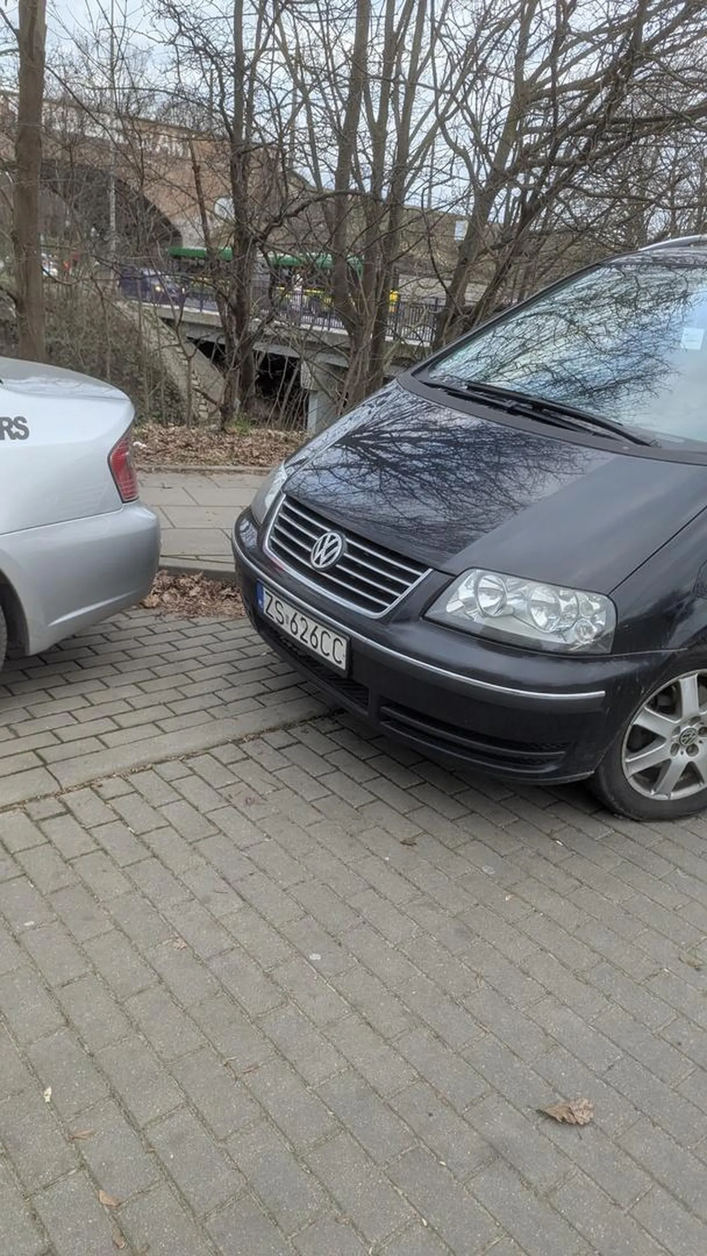 Pajac notorycznie parkuję na chodniku