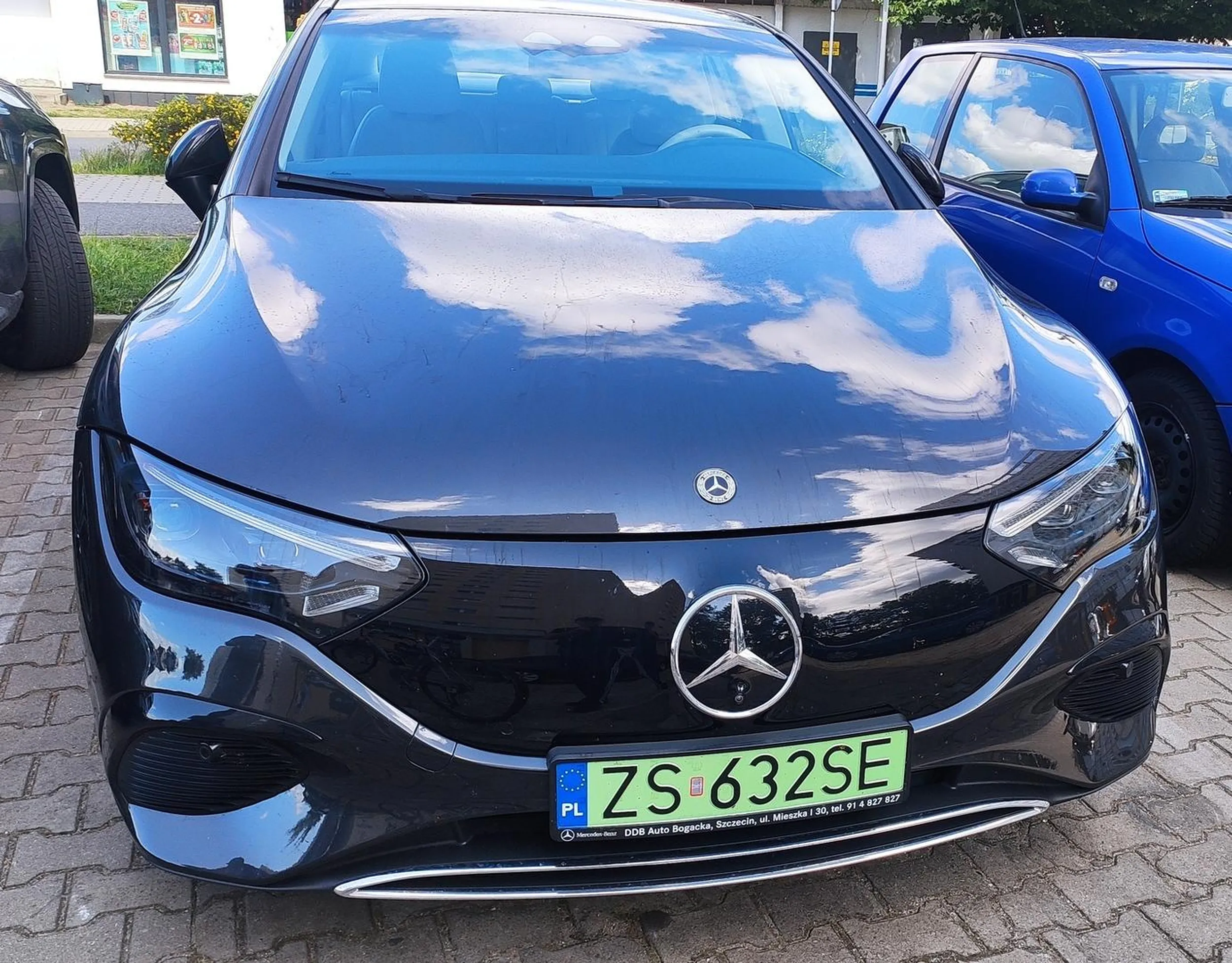 Uwaga obijacz drzwi. Dziadek około 80 lat przy wysiadaniu nie patrzy i obija innym drzwi.