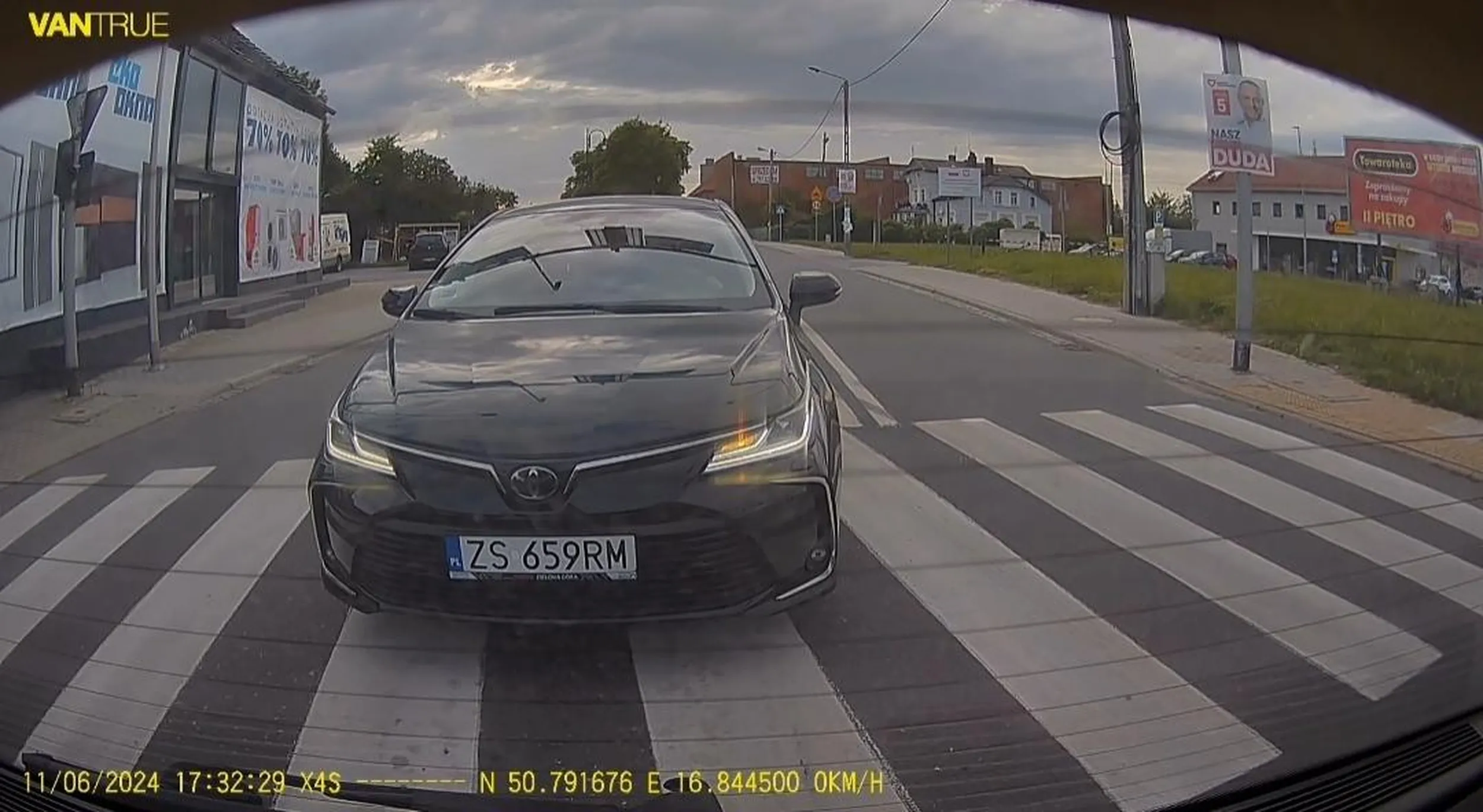 Kapuściany łeb. Skręcając w lewo na skrzyżowaniu próbuje wyprzedzać z prawej strony, mnie jadącego na wprost XD