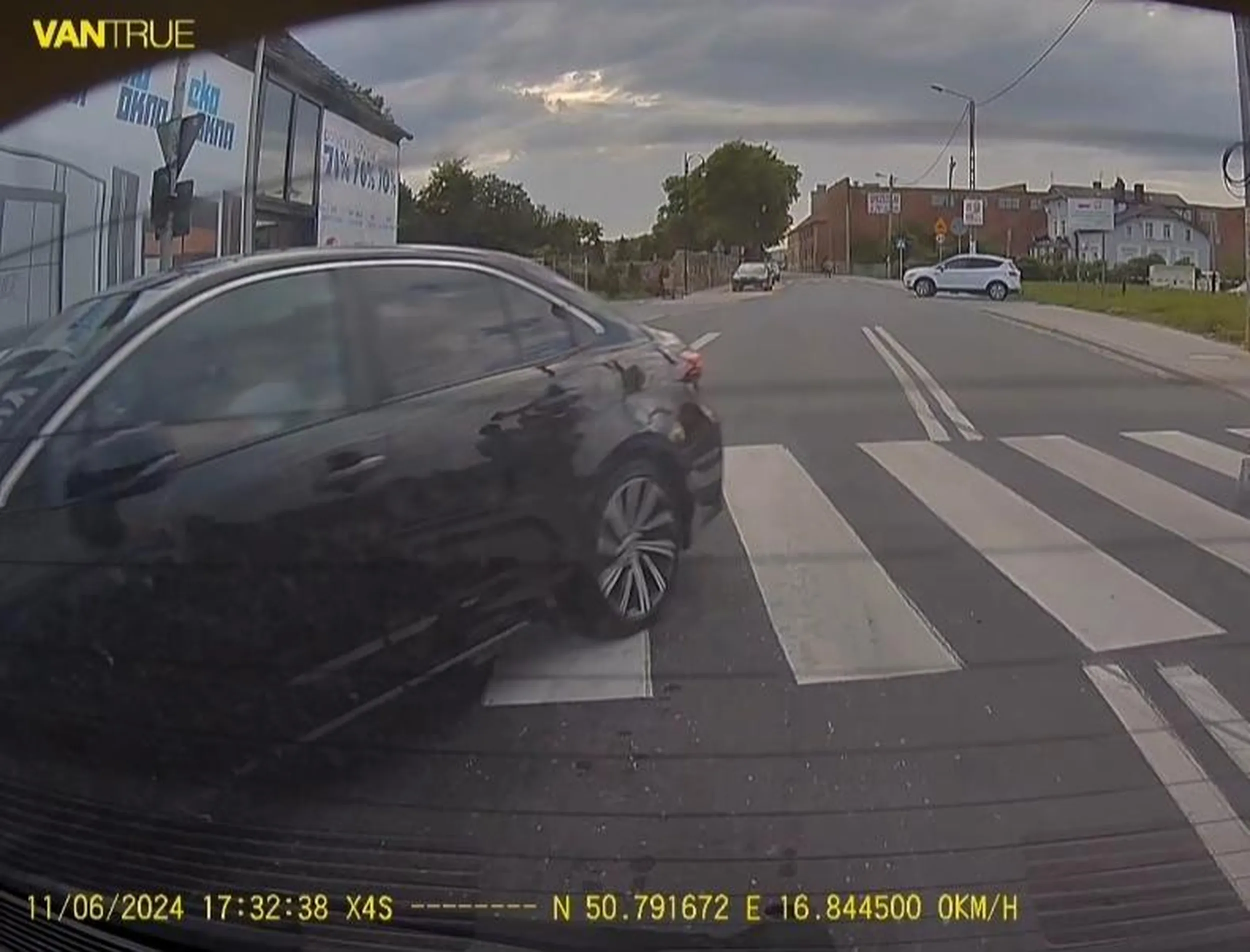 Kapuściany łeb. Skręcając w lewo na skrzyżowaniu próbuje wyprzedzać z prawej strony, mnie jadącego na wprost XD