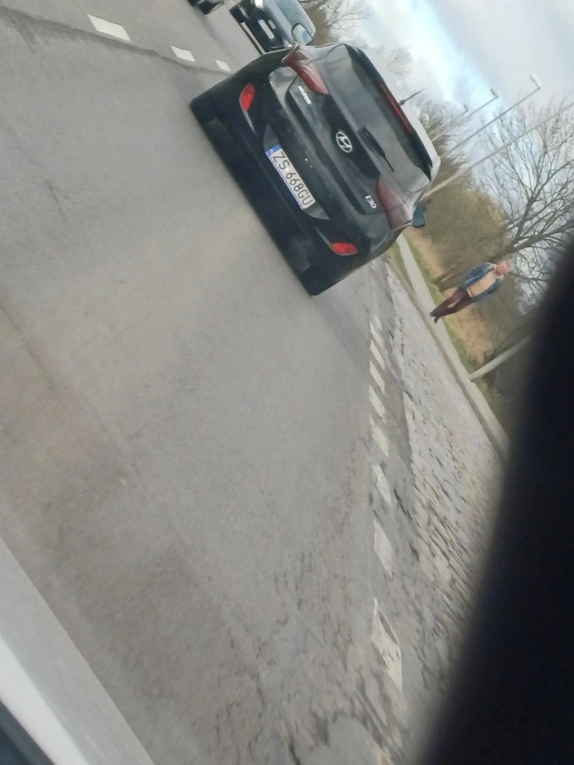 Jak tak będziesz wymuszał pierwszeństwo to ci w końcu ktoś nie ustąpi i cie walnie, zrobisz krzywdę sobie (ale to mała szkoda) i innym!