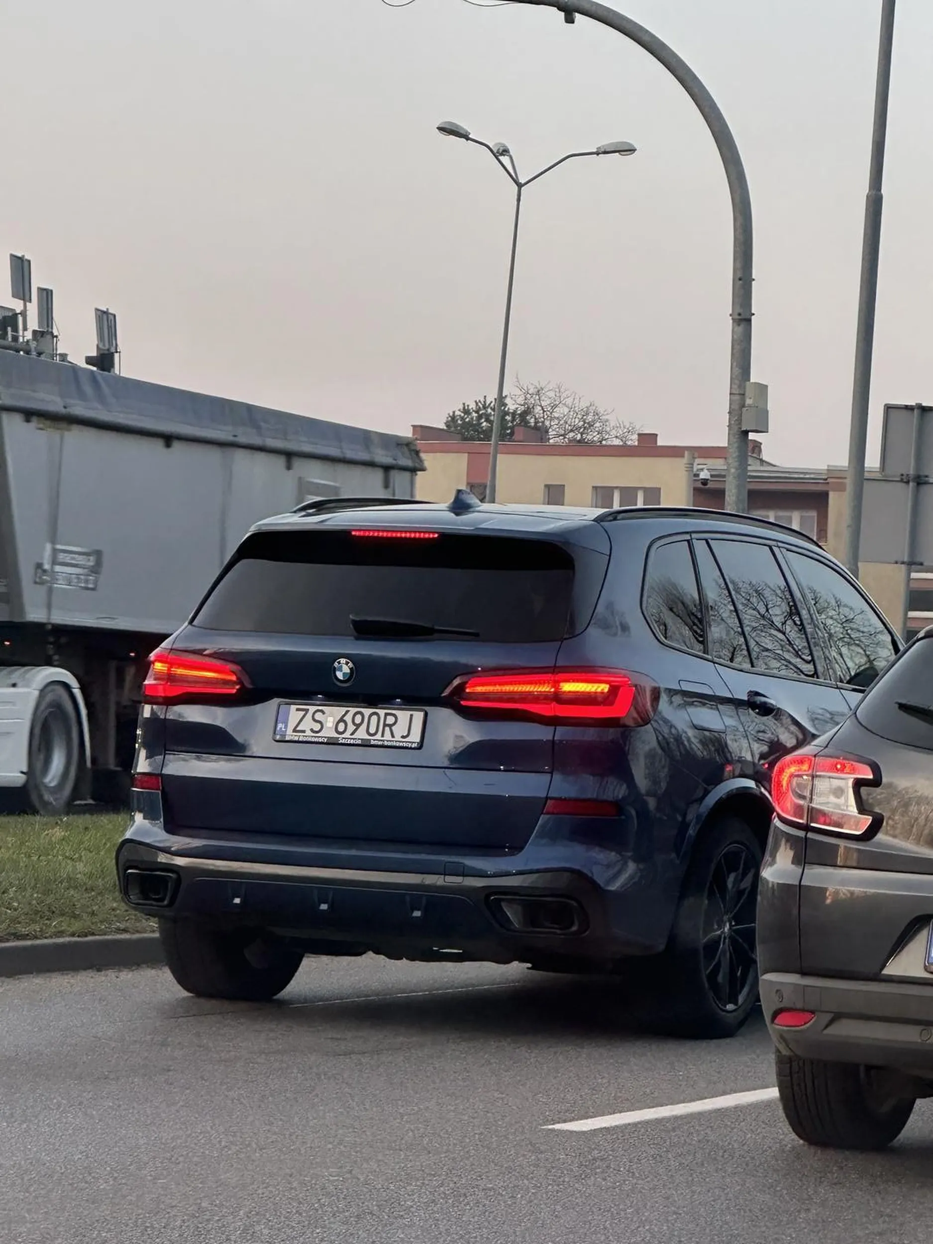 Typ ma nierówno pod sufitem. Zaczął na mnie trąbić i migać długimi za umożliwienie włączenia się do ruchu innemu kierowcy. Jak już znudził mu się klakson, minął mnie na podwójnej ciągłej na zakręcie, niemal spychając mnie z pasa, zajechał drogę i zaczął hamować. Odjechał kawałek i znowu zahamował włączył wsteczny i zaczął na mnie cofać… zatrzymał się jakiś 1 cm przed moją maską .. lecz się człowieku. Zgłaszać niech zabiorą mu prawko bo stwarza ogromne zagrożenie