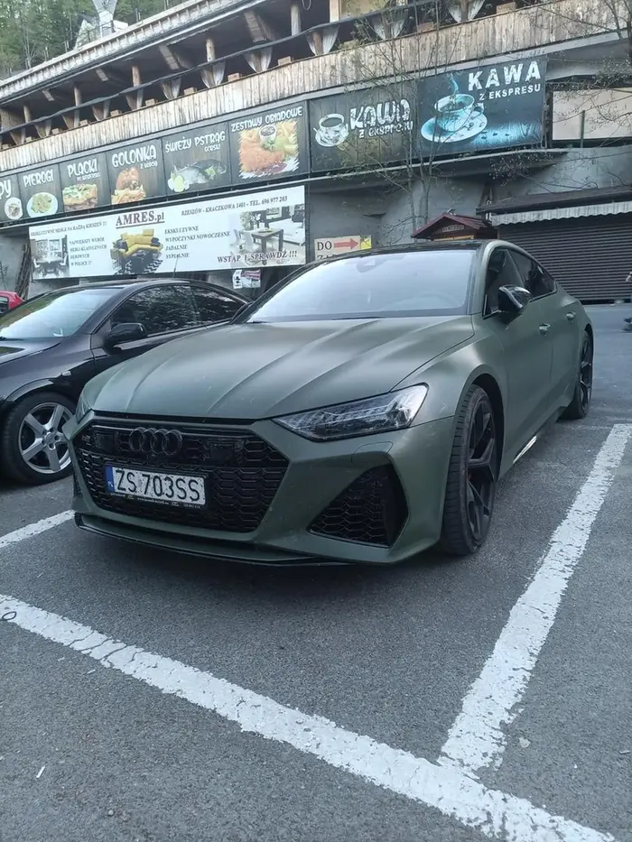 Fajna Audi kolor zarąbisty ale to niebieskie obszycie słabe