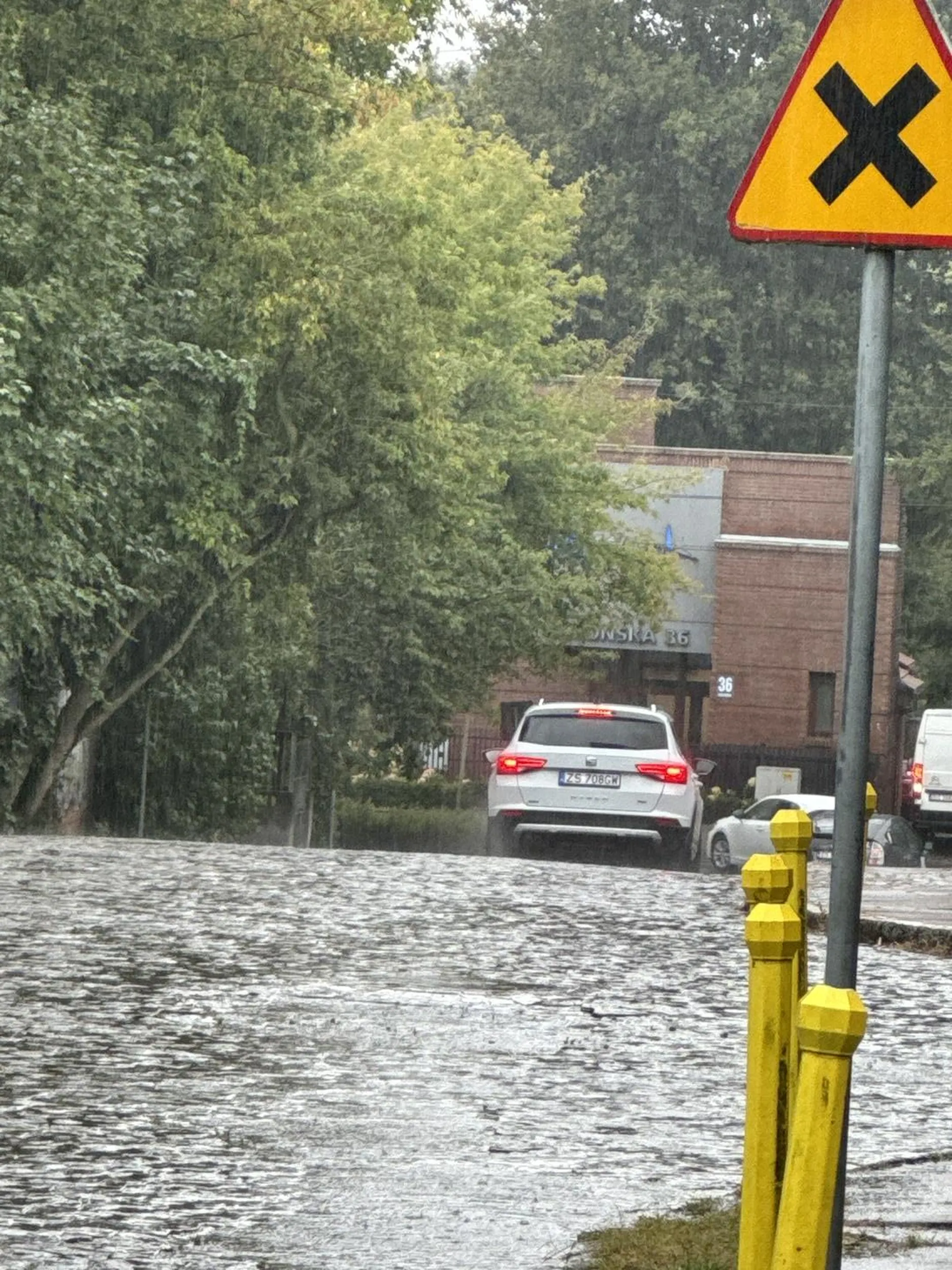 Użyj mózgu i nie ochlapuj przechodniów jeśli masz całą drogę dla siebie aby delikatnie odjechać od chodnika.