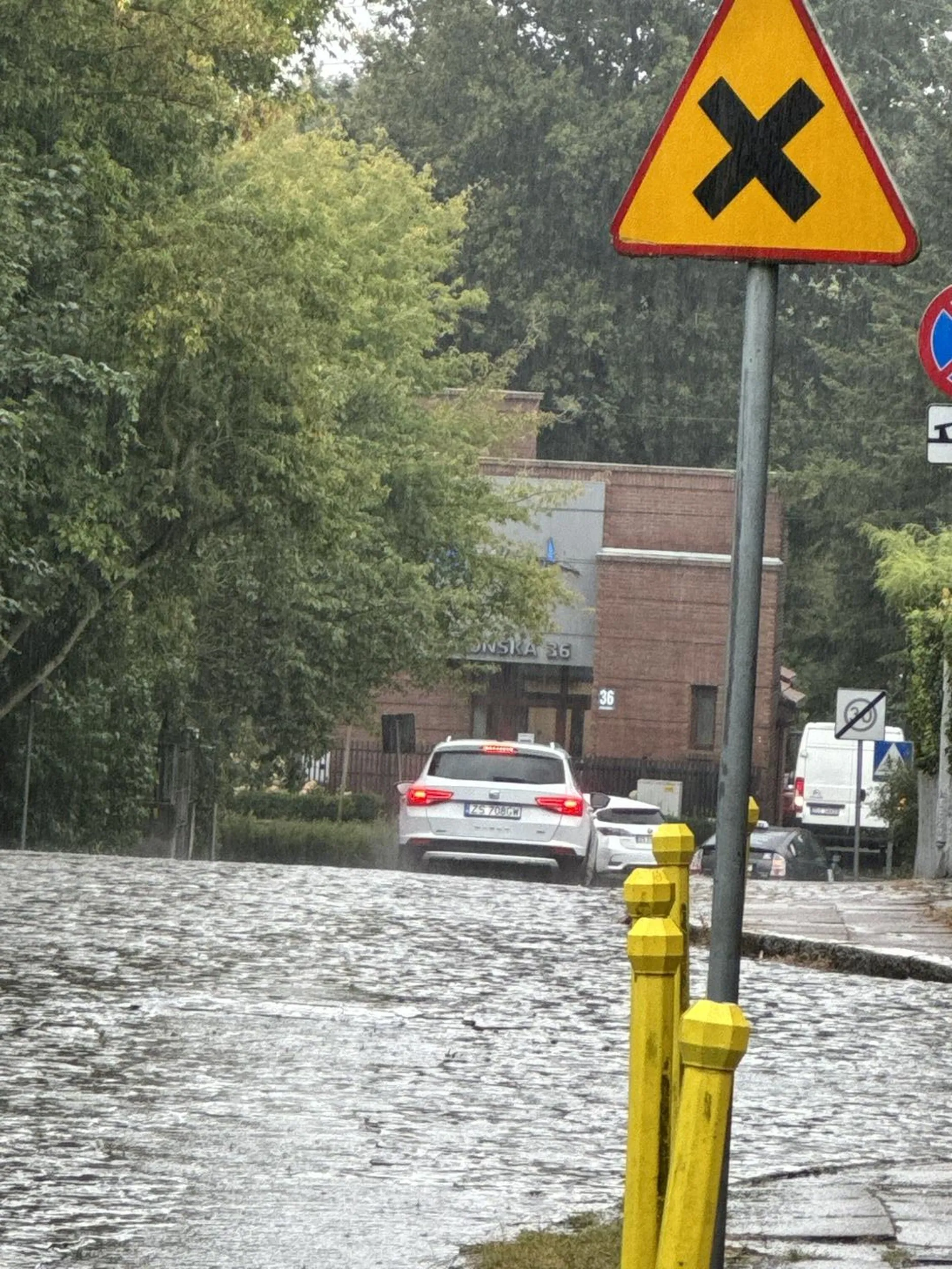 Użyj mózgu i nie ochlapuj przechodniów jeśli masz całą drogę dla siebie aby delikatnie odjechać od chodnika.
