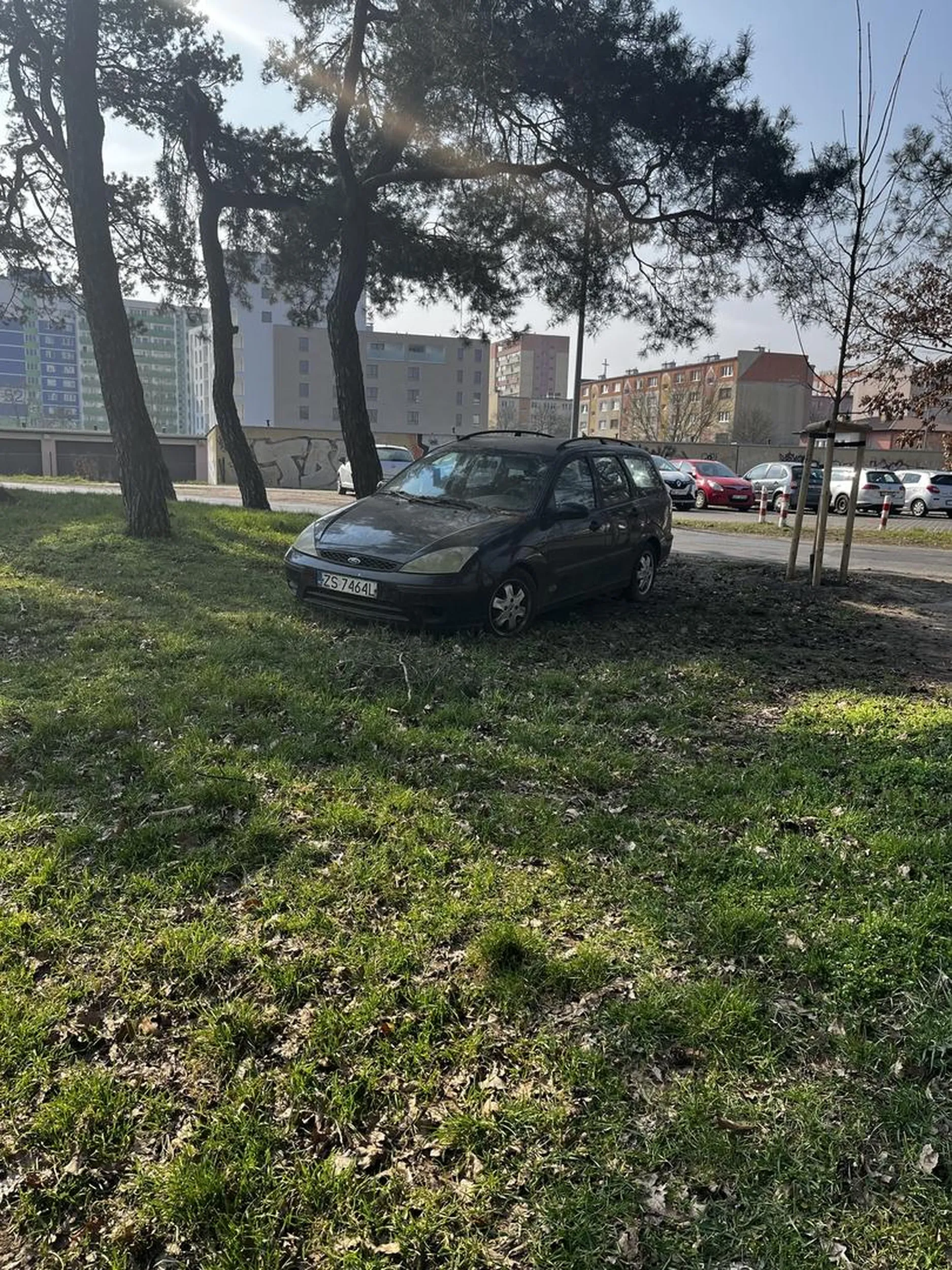 Rozpadający się grat na środku trawnika. Bo jak widać na zdjęciu do parkingu było baaaardzo daleko