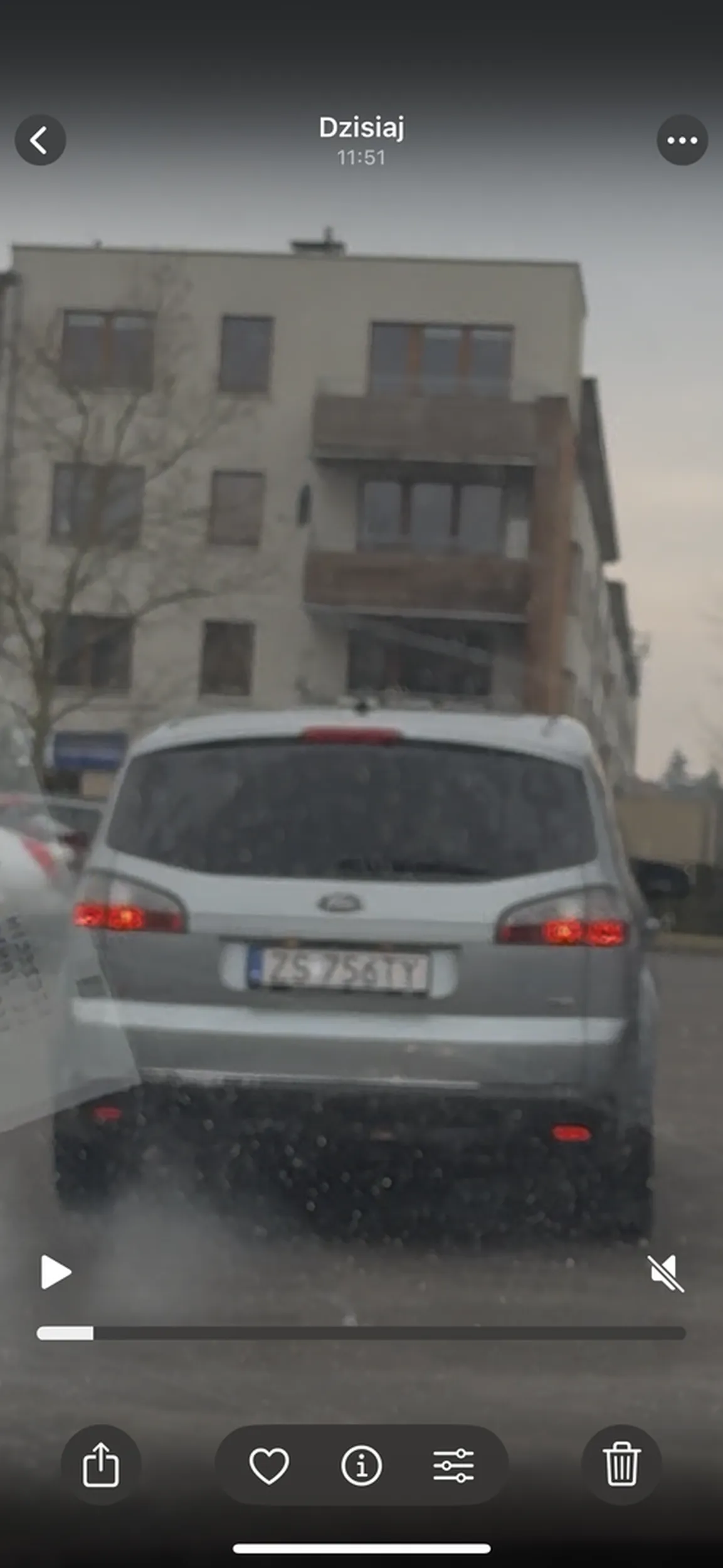 Szaleniec wrzeszczy na parkingu biedronki, wyzywa i blokuje wyjazd podjeżdżając na zmianę do przodu i do tyłu, a kiedy włączam nagrywanie to odjeżdża z piskiem opon prawie rozjeżdżając parę staruszków, którzy szli po parkingu. Nienormalny.