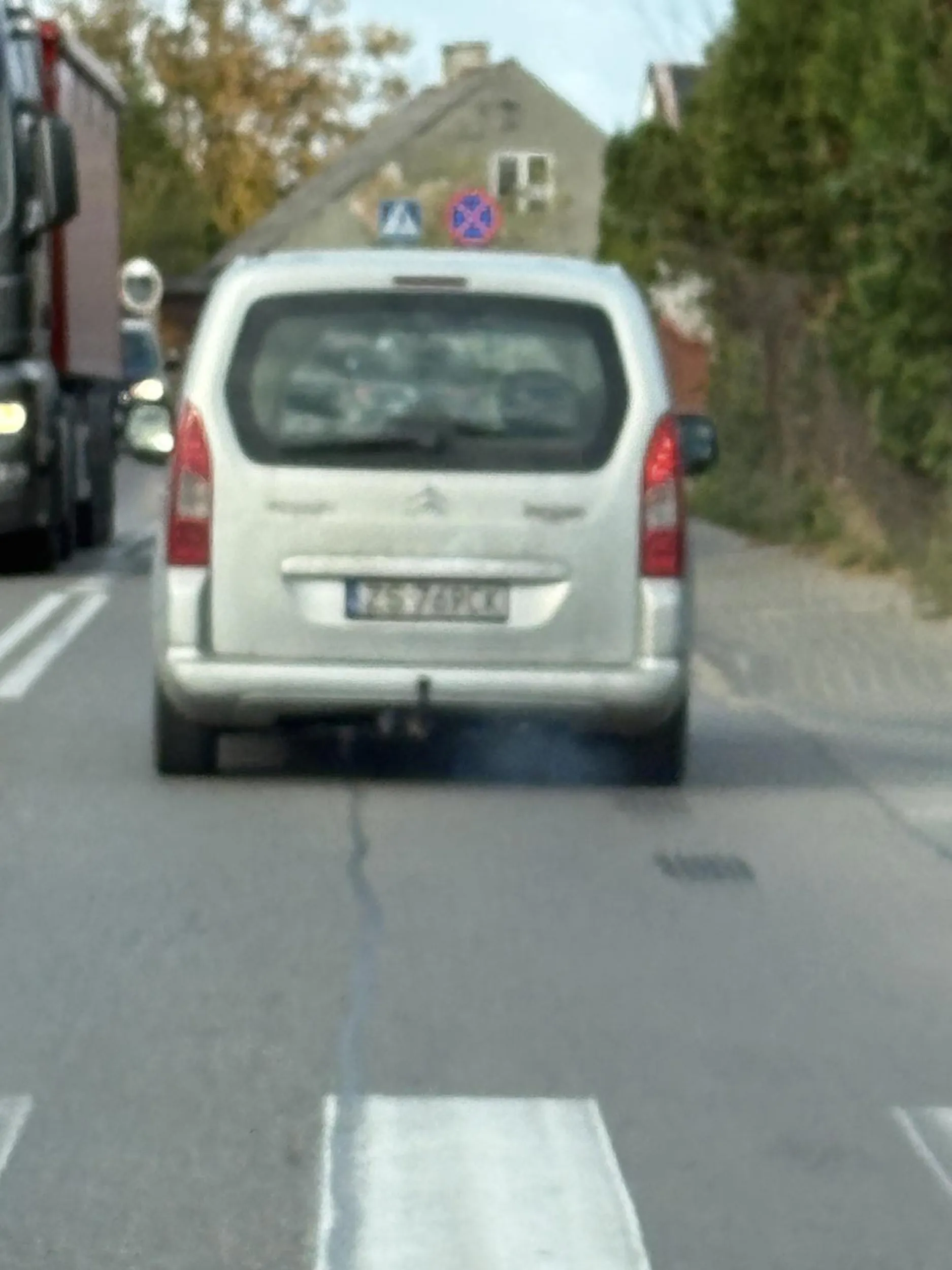 Nie idzie za chłopem jechać pali olej tak śmierdzi że powinni mu zabrać dowód rejestracyjny