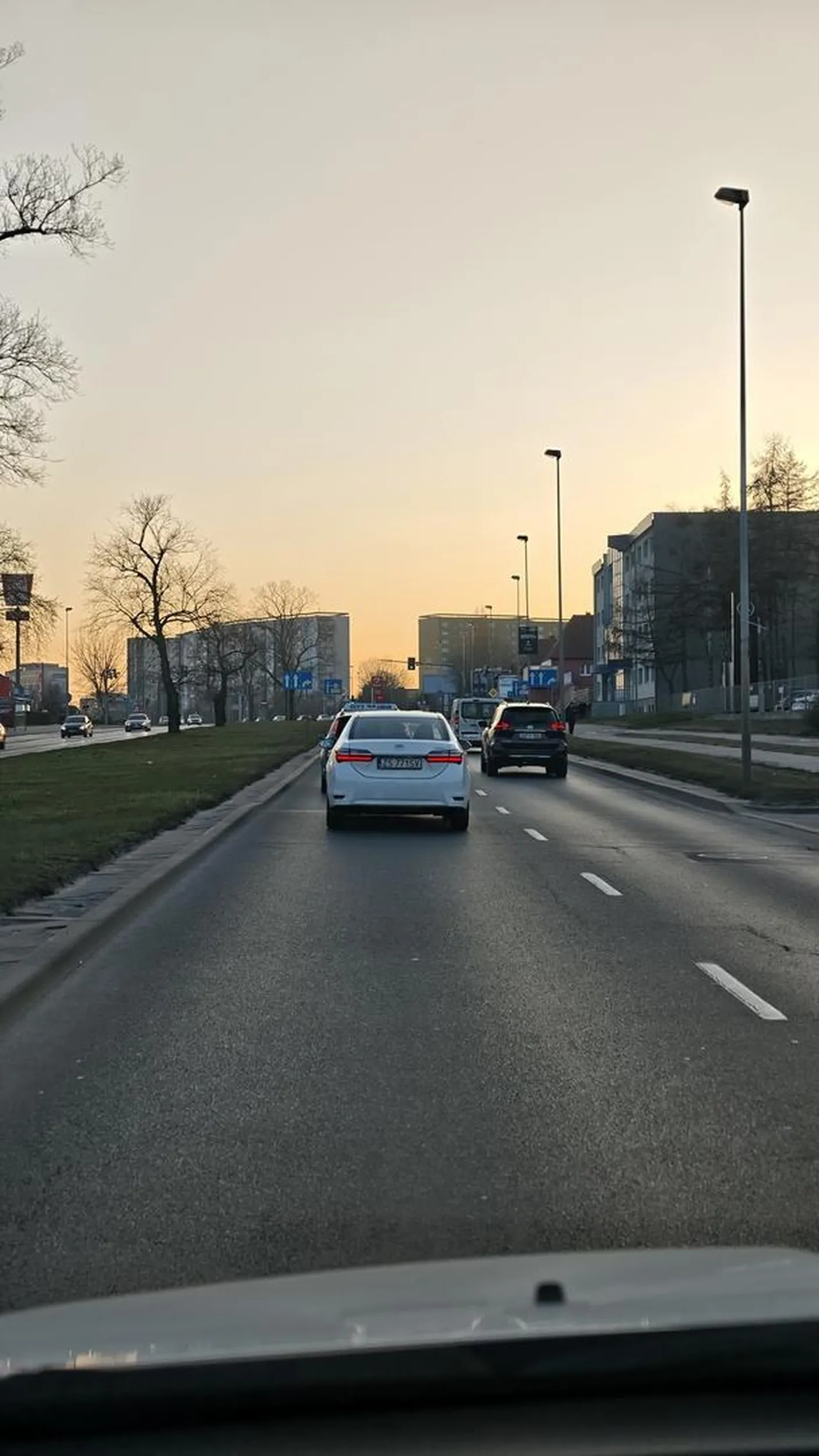 Kierowca skrajnie niebezpieczny i agresywny na drodze. Jechał na zderzaku, wyraźnie naciskając, bym przyspieszył lub ustąpił mu miejsca, mimo że warunki na drodze tego nie pozwalały. Na światłach dosłownie kipiał ze złości – krzyczał, gestykulował i pluł z wściekłości, zupełnie tracąc panowanie nad sobą. Jego żona, siedząca obok, wyglądała na zażenowaną – zasłaniała twarz, jakby wstydziła się jego zachowania. Tacy kierowcy nie powinni mieć prawa jazdy. Stanowią realne zagrożenie dla innych uczestników ruchu!