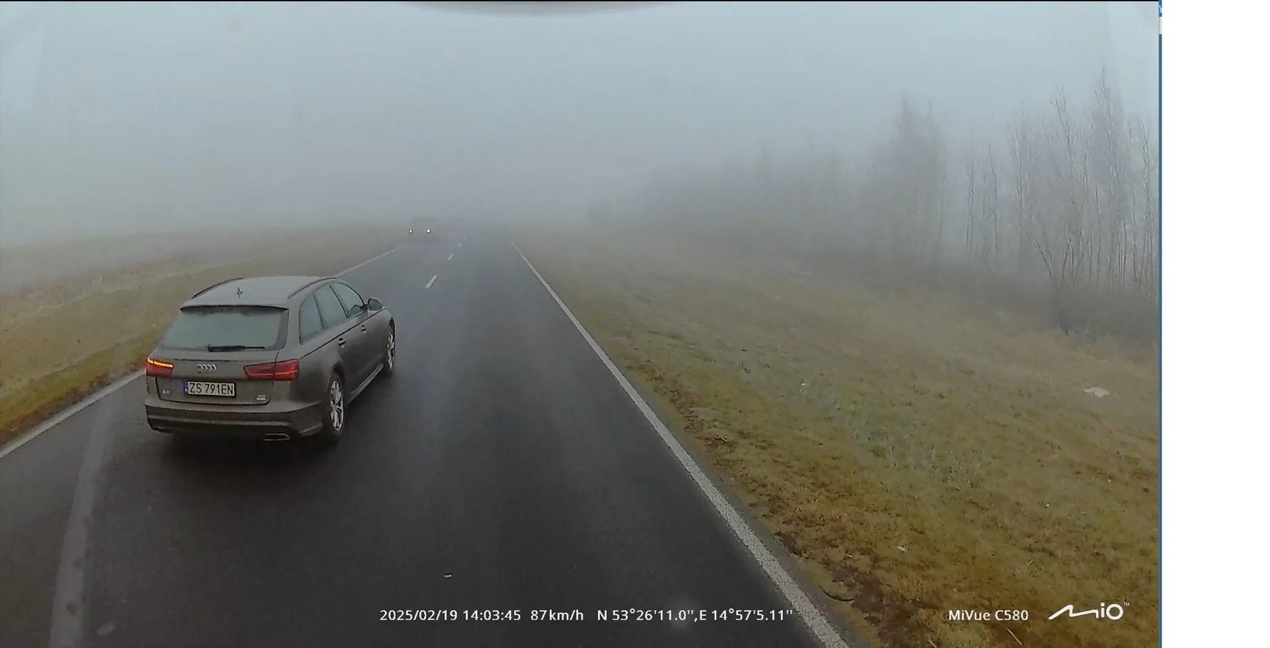 Mgla, widocznosc okolo 100m, ale wyprzedze, bo 4 zerom sie spieszy i nie bedzie za zestawem jechac