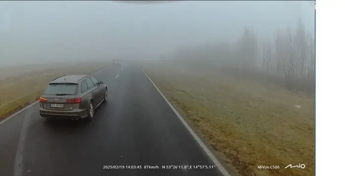 Mgla, widocznosc okolo 100m, ale wyprzedze, bo 4 zerom sie spieszy i nie bedzie za zestawem jechac