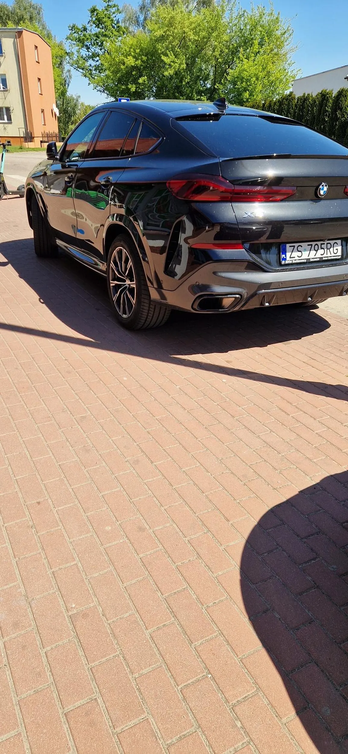 Nie parkuj na chodniku bucu , parking masz obok