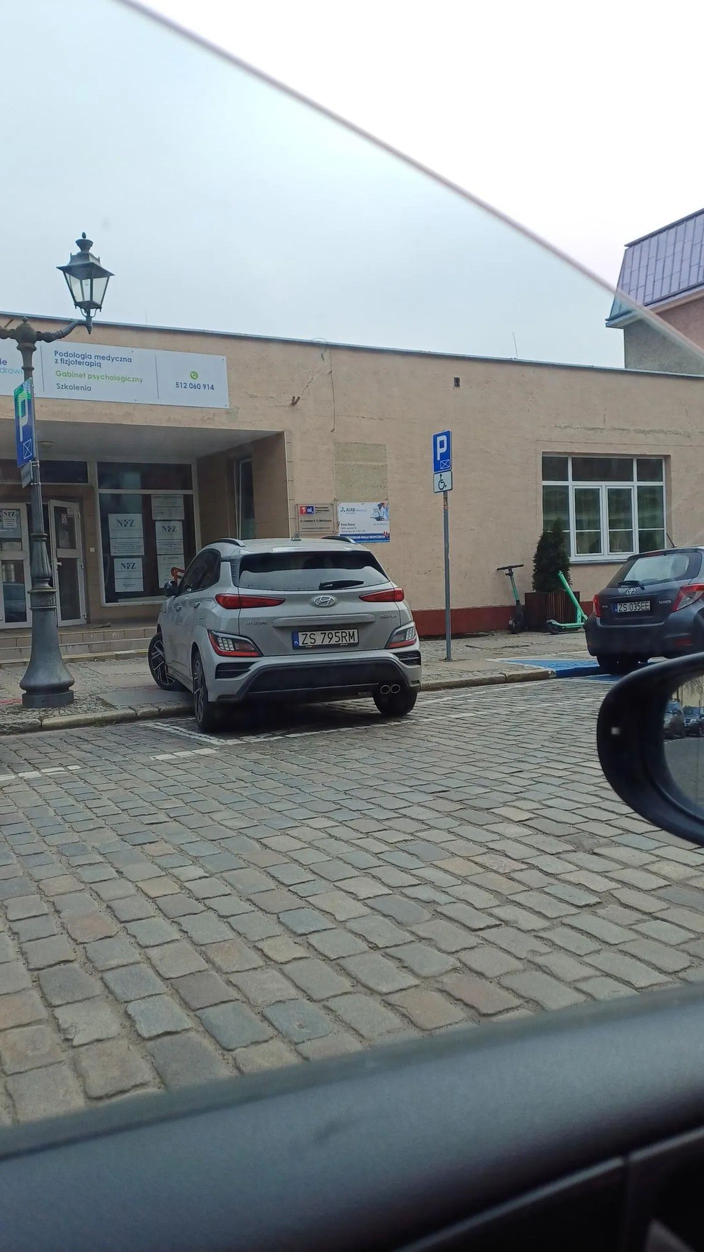 Jak widać pani ciężko było zaparkować tak jak każdy albo... chciała być inna niż wszyscy tak jak mama mówiła "ty nie jesteś wszyscy!"