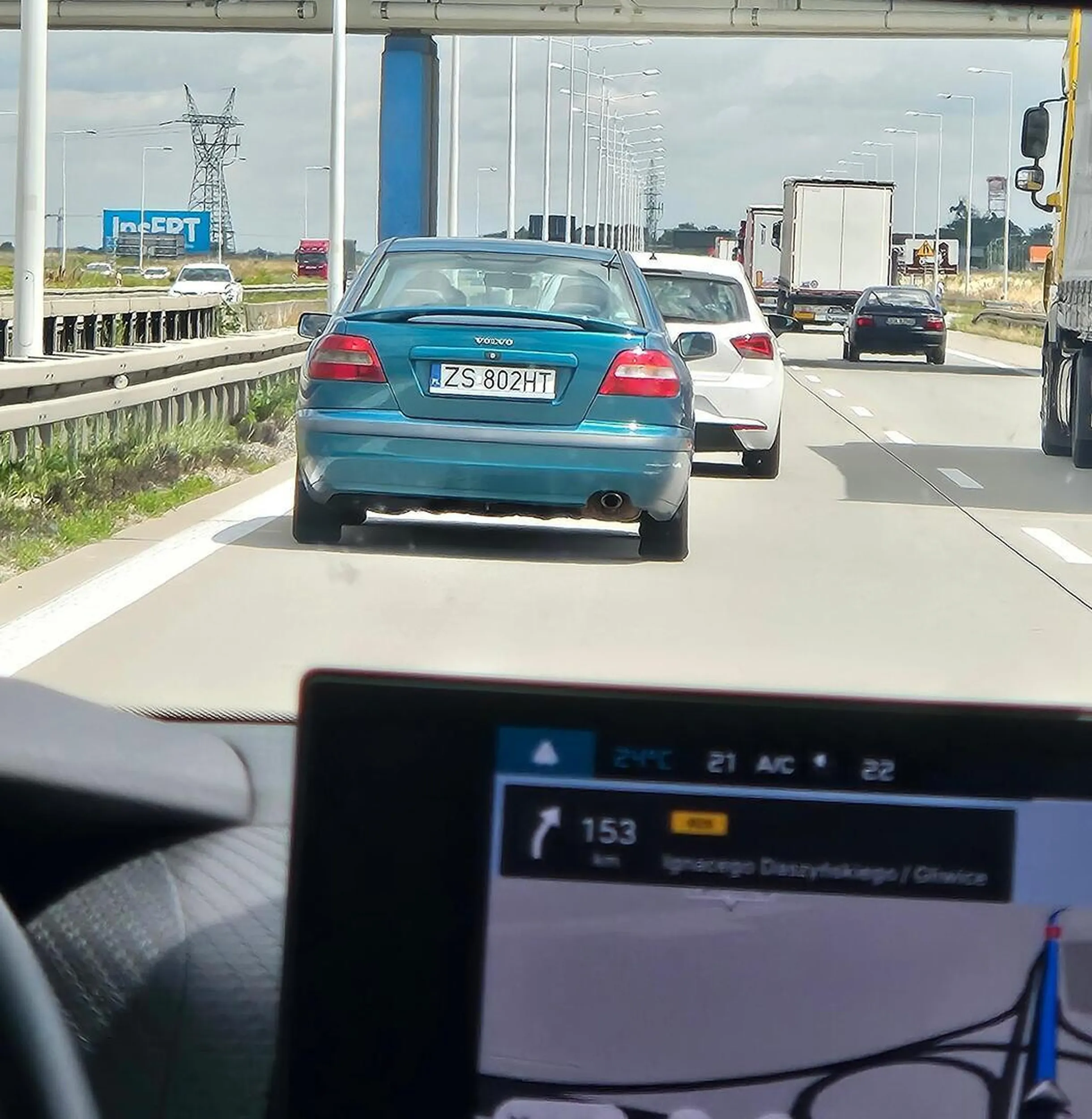 Siedzi na zderzaku na lewym pasie, jeździ prawo lewo tylko po to, żeby ktoś mu zjechał z drogi, a do tego wyprzedza prawym – typowy cwaniak w Volvo.