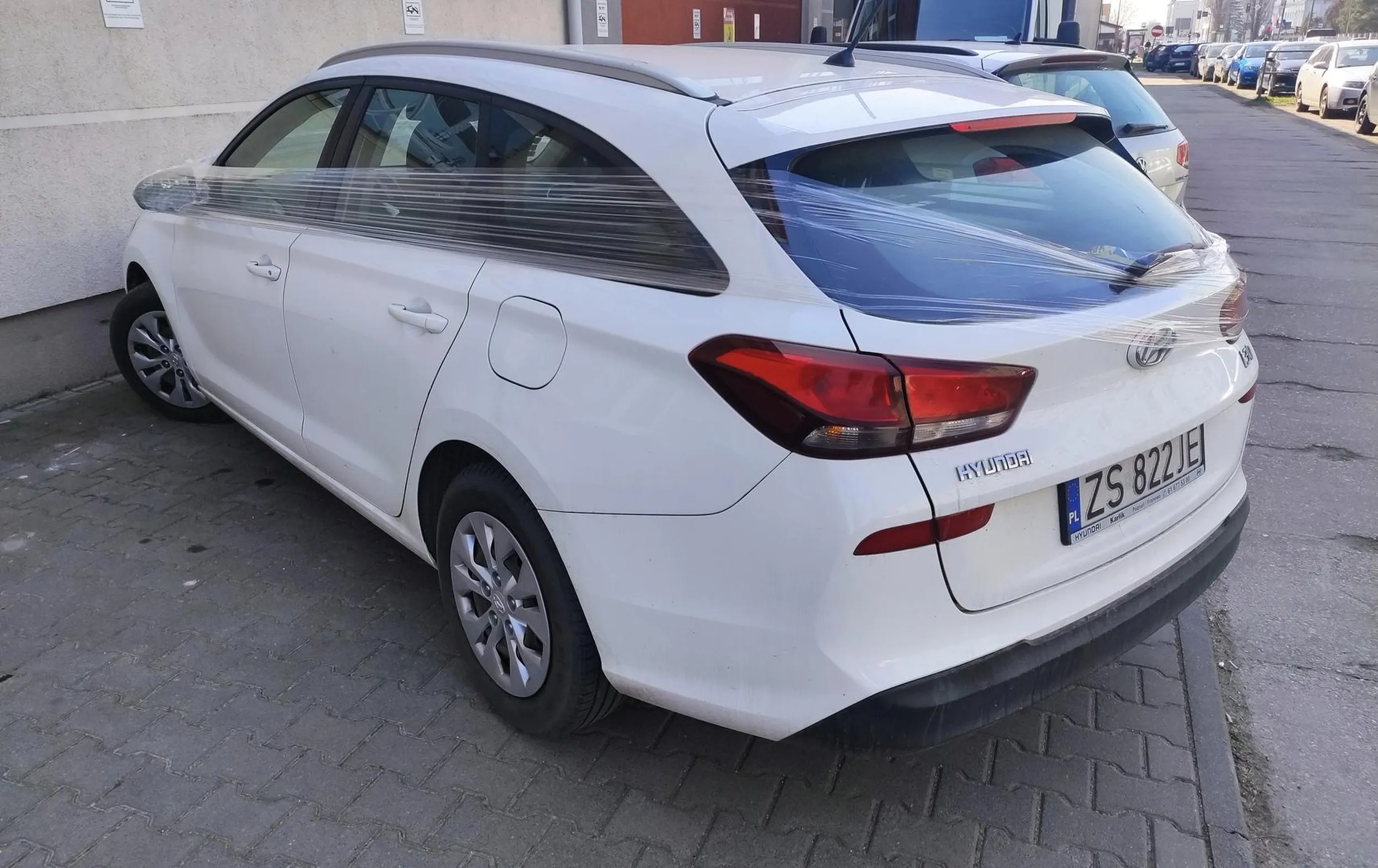 Ciężko jest wydać 3 zł na płatny parking, który jest  50m obok? Nie, lepiej zostawić komuś pod firmą utrudniając pracę.