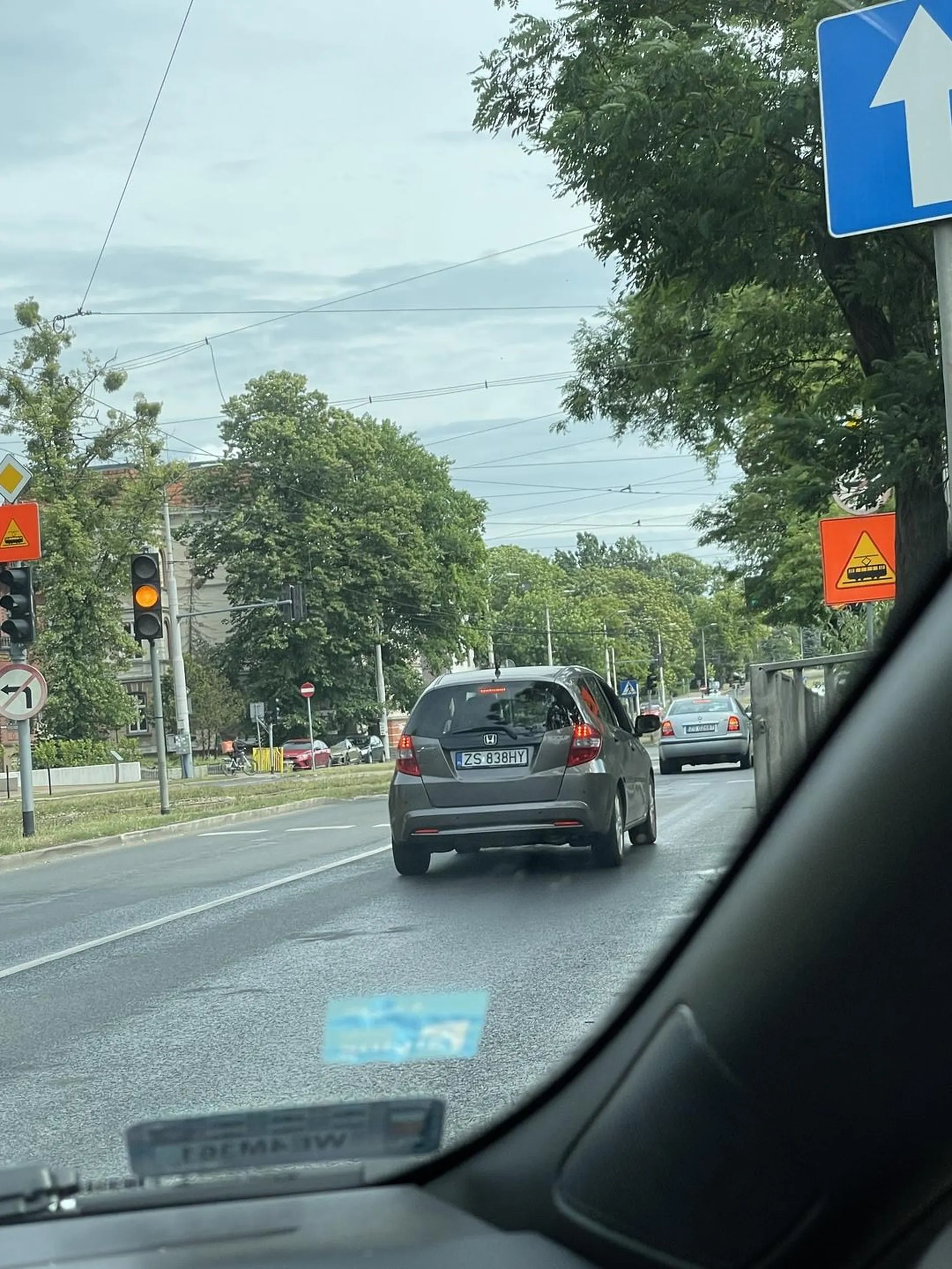 Bardzo niekulturalny, nie podziękował za ustąpienie pierwszeństwa przy wyjeździe z parkingu. Bardzo smutny obraz społeczeństwa.