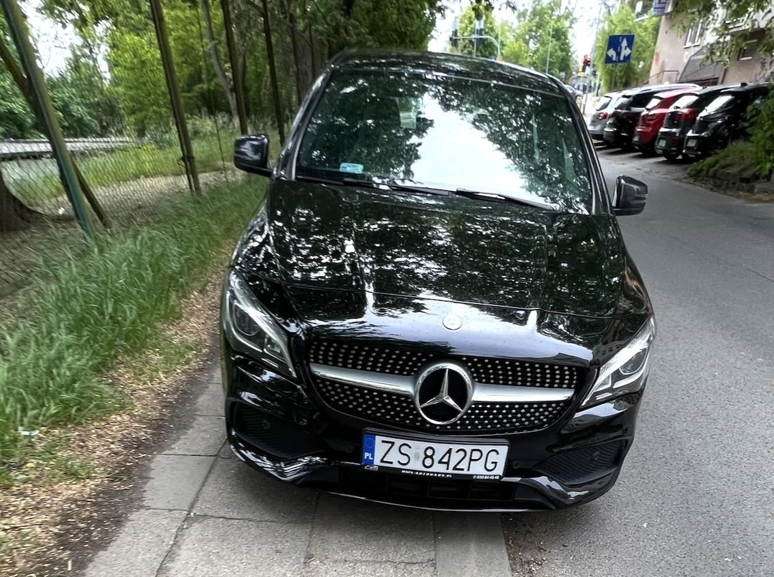 Osoby niepełnosprawne i kobiety z wózkami zapraszam na ulicę, tam jest równiutki asfalcik, po co będziecie po tym rozjechanym przez auta i nierównym chodniku chodzić...