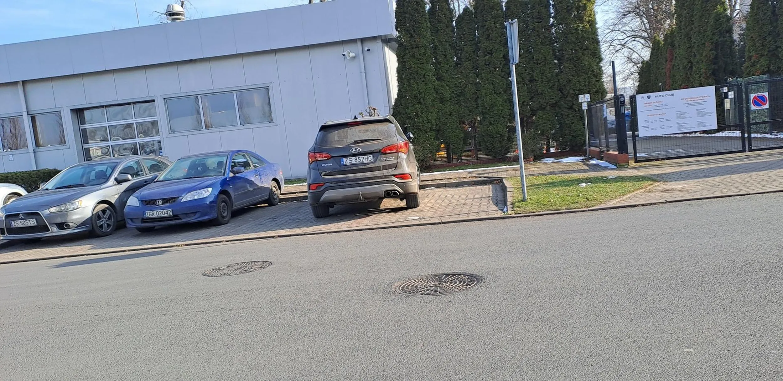 Wygodny typ, po środku 2 miejsc parkingowych to akurat dla niego...