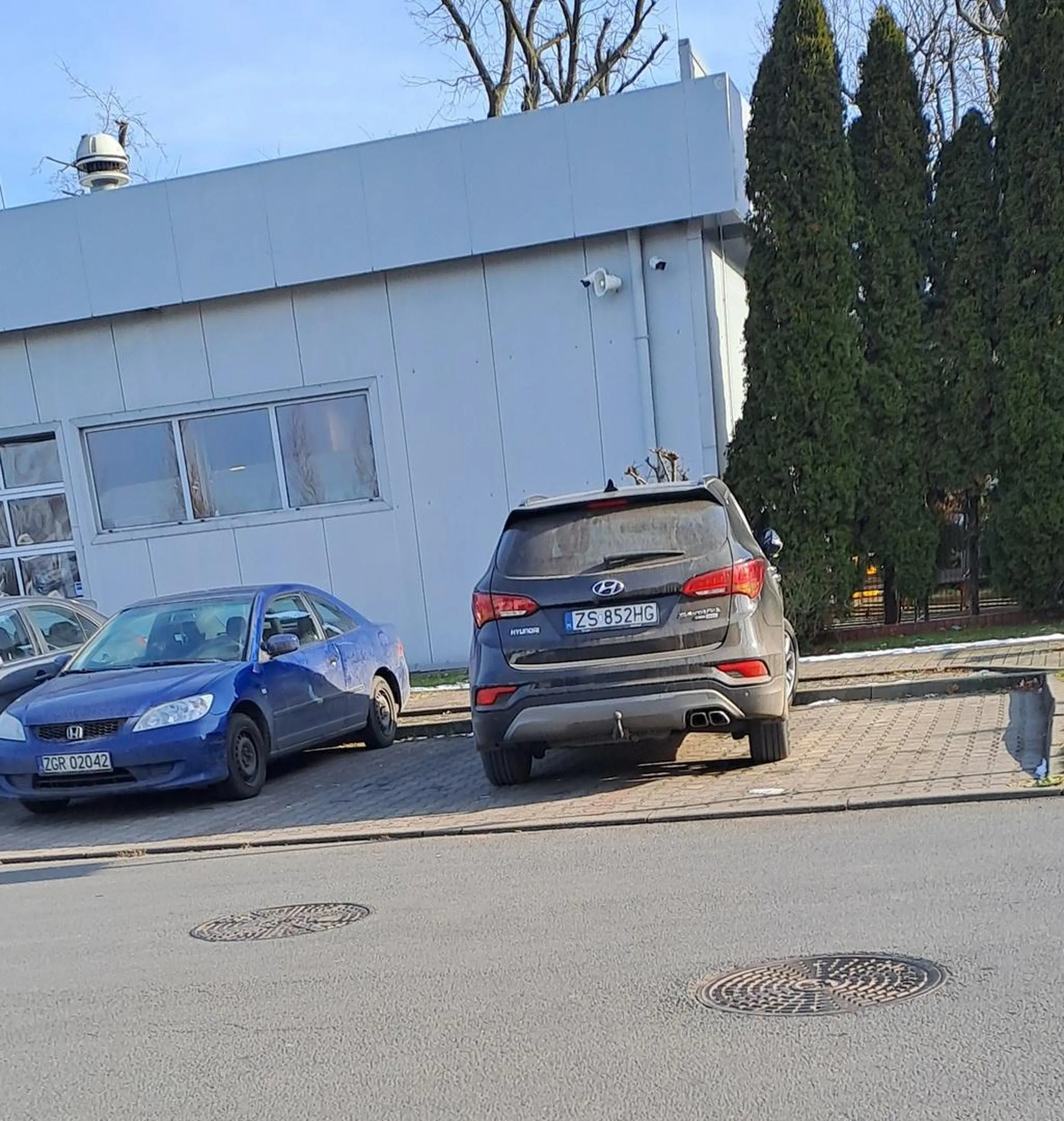 Wygodny typ, po środku 2 miejsc parkingowych to akurat dla niego...