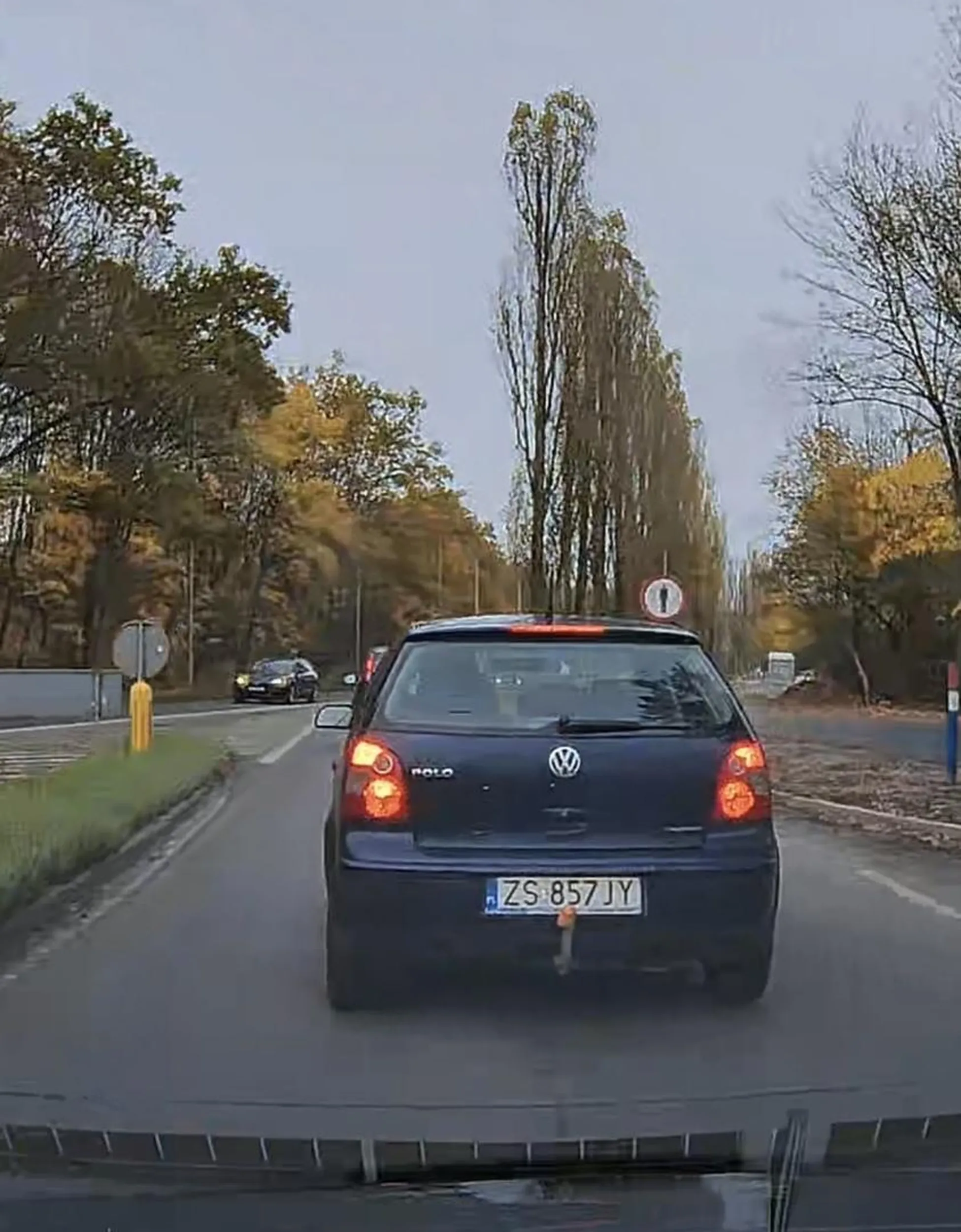 Wyprzedza prawym pasem, po czym wjeżdża przed maskę i hamuje. Takim złomem to raczej daleko nie zajedziesz