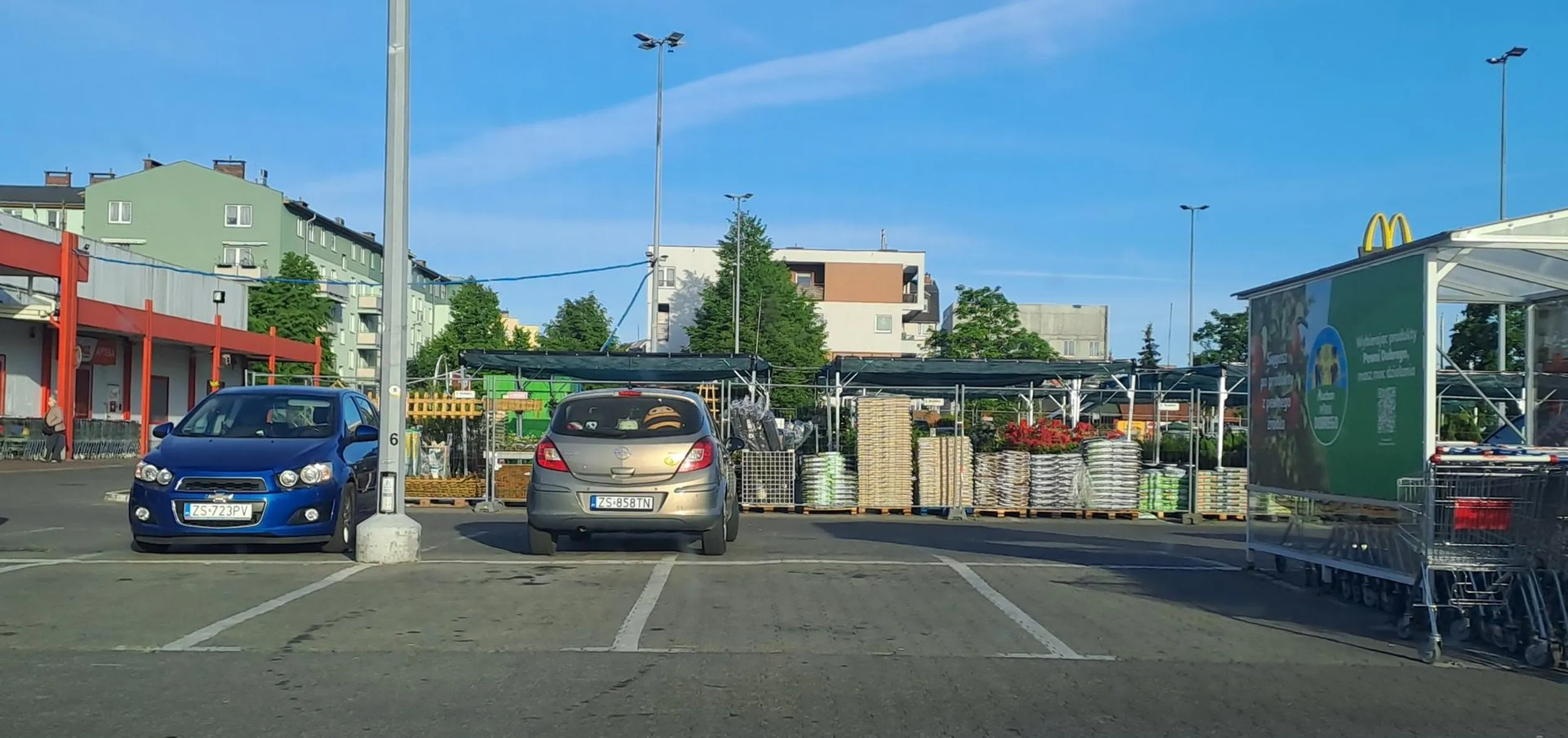 Godzina 7 rano przy Auchan parkuje królowa. 90% wolnych miejsc, a ona nie trafiła.