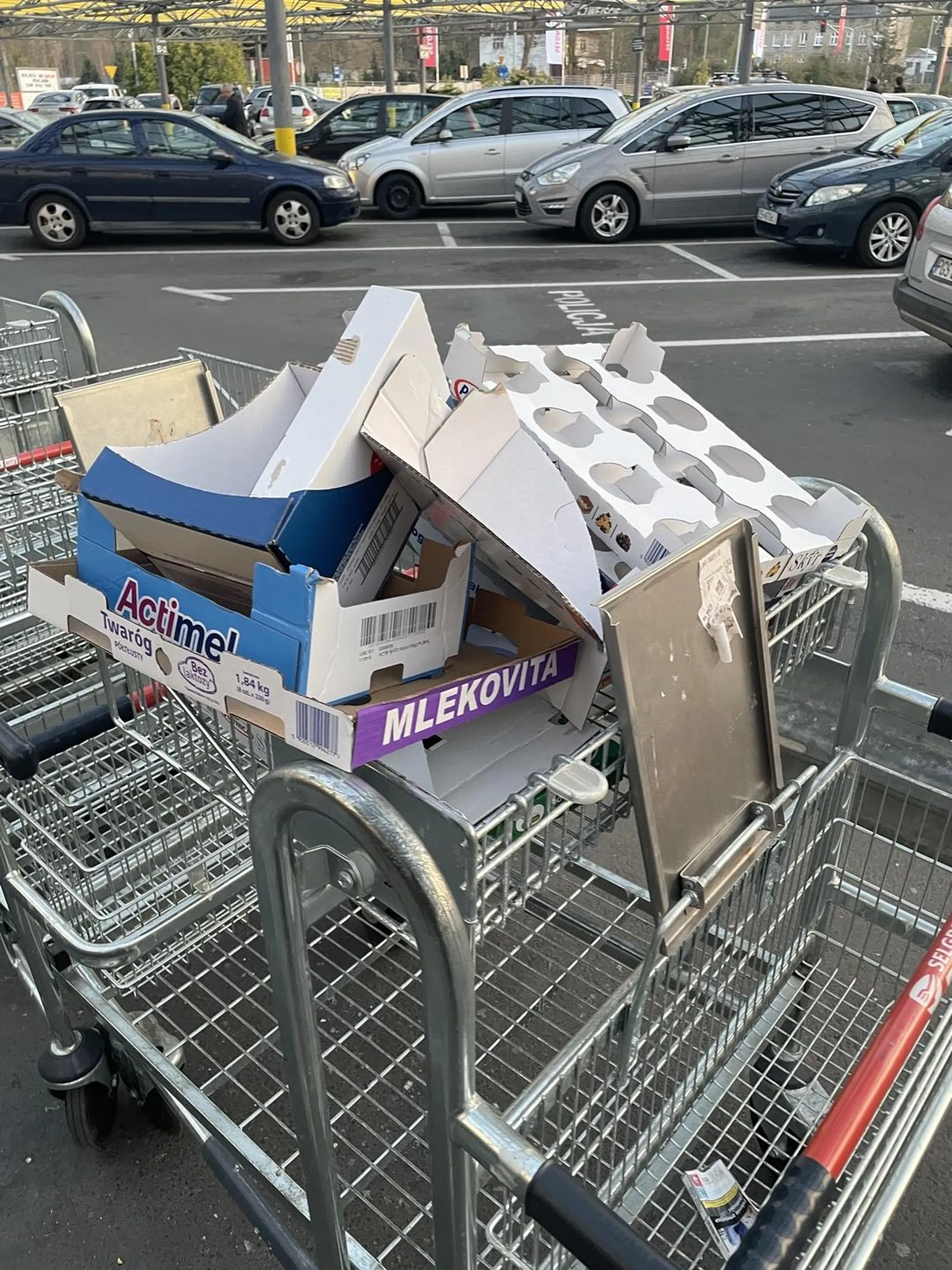 Pseudo przedsiębiorca zrobił zakupy, ale już zapomniał o wyrzuceniu kartonów do odpowiedniego kosza