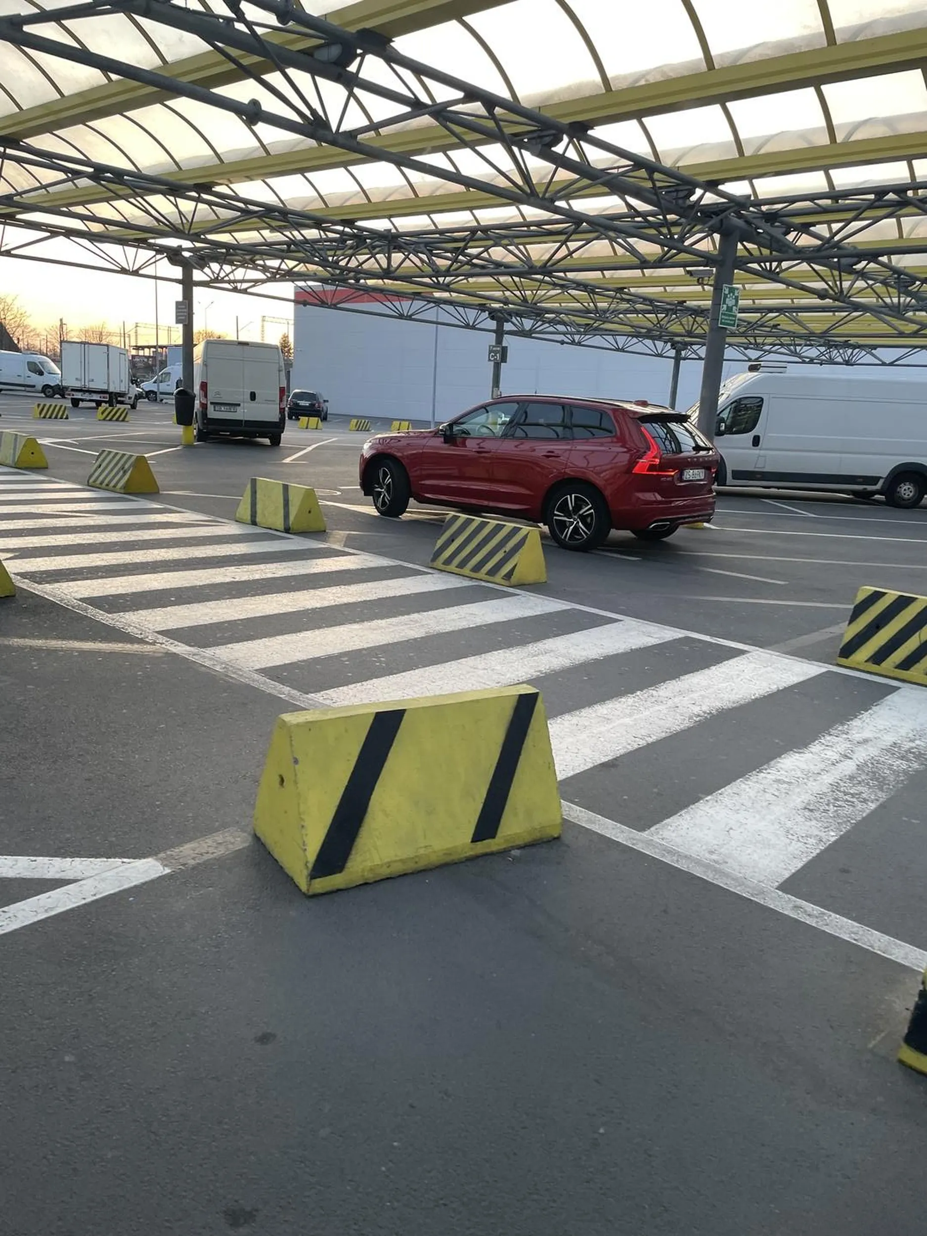 Pseudo przedsiębiorca zrobił zakupy, ale już zapomniał o wyrzuceniu kartonów do odpowiedniego kosza